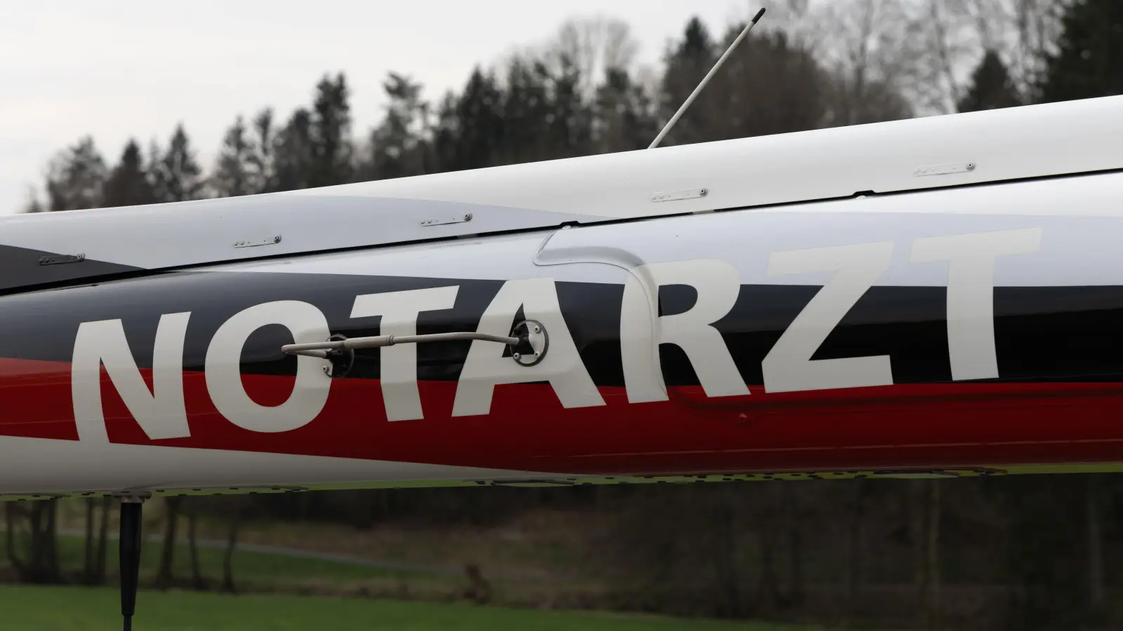Nach einem schweren Unfall auf der B 470 bei Schwarzenbach ist ein Rettungshubschrauber im Einsatz.  (Symbolbild: rw)