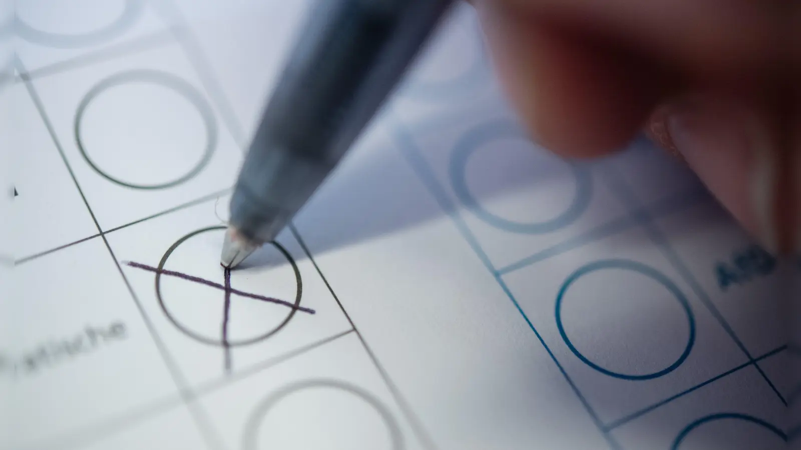 Die Regierung der Oberpfalz informiert, was bei einem falschen Wahlzettel zu tun ist. (Symbolbild: Sebastian Gollnow)