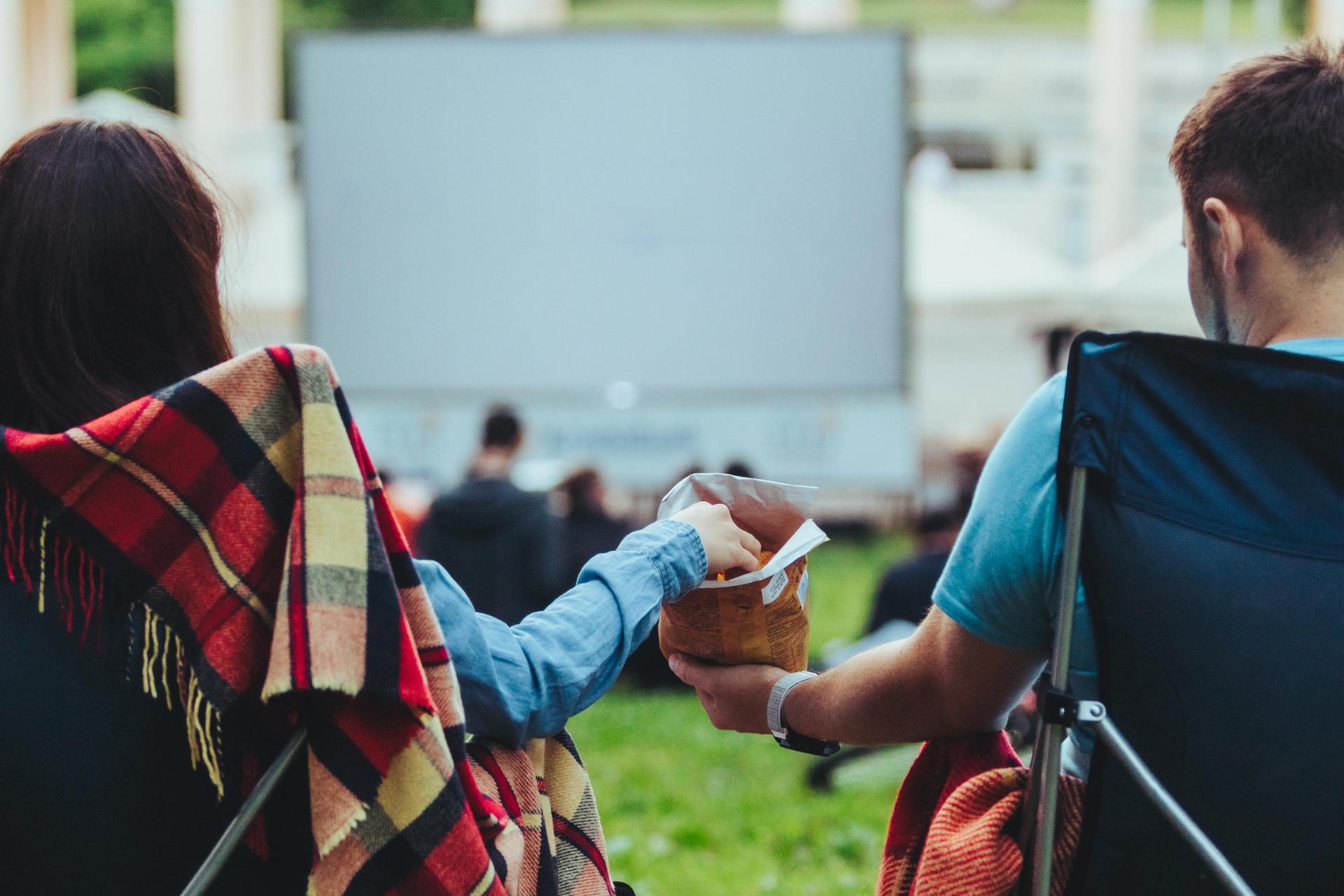 Weiden bekommt in diesem Sommer ein Open-Air-Kino. Es findet vom 7. bis 16. August auf dem Sportgelände des VfB Weiden statt – mit Vorpremiere des neuen Eberhofer-Krimis „Steckerlfischfiasko” am 12. August.  (Symbolbild: phpetrunina14/Adobe Stock)