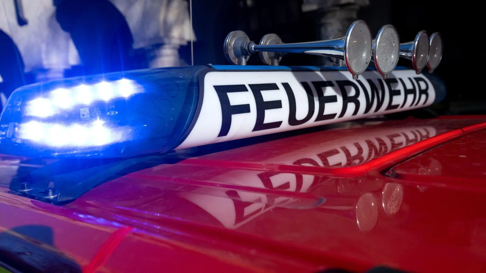 Die Feuerwehr brachte einen Brand in einem Haus in Neustadt/WN schnell unter Kontrolle.  (Symbolbild: Sven Hoppe/dpa)
