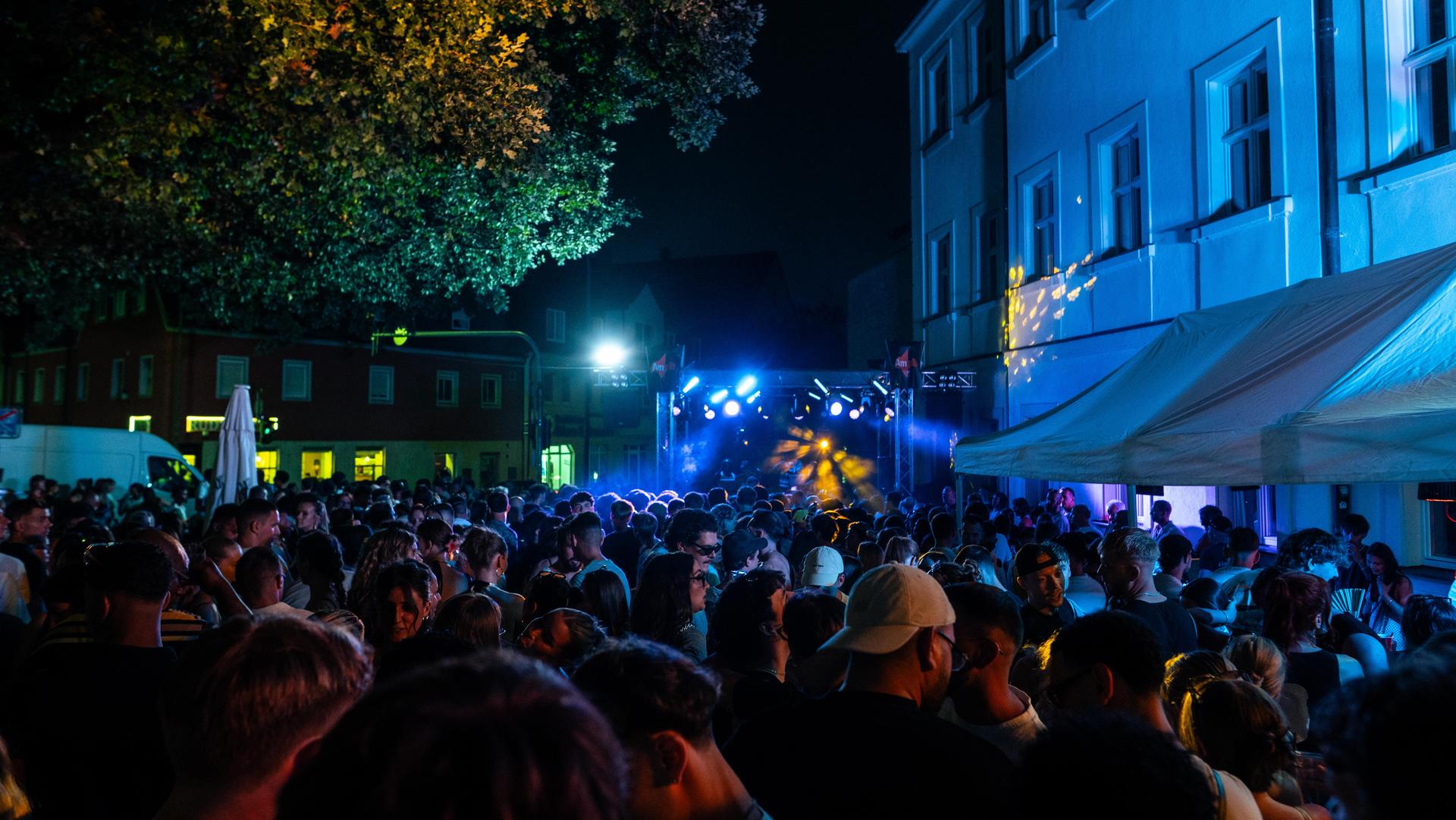 DJ Dollar Bill rockt den Schlörplatz. (Bild: Hannes Stock)