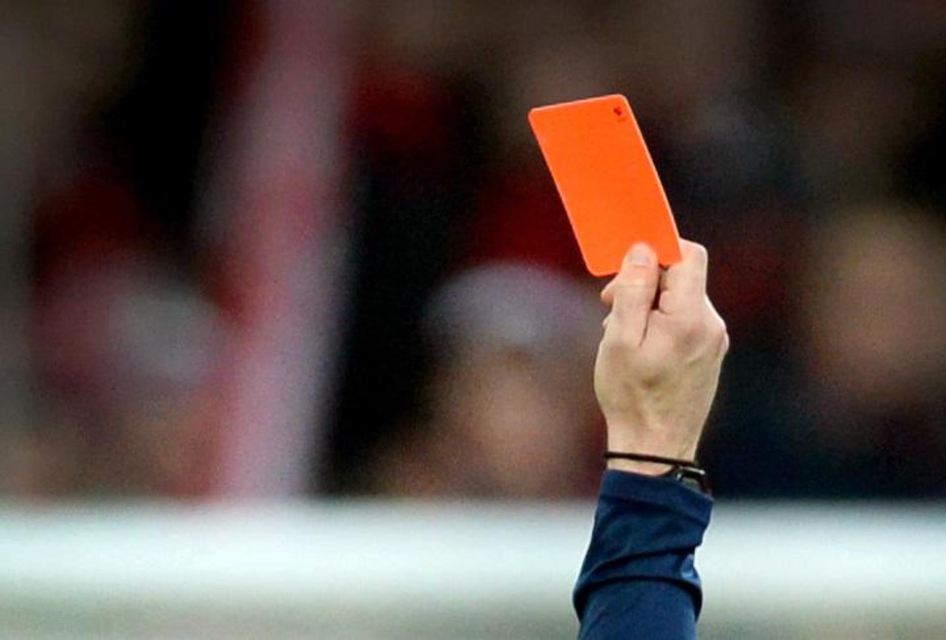 Ein Schiedsrichter zeigt einem Fußballspieler die rote Karte. (Symbolbild: Patrick Seeger/dpa )