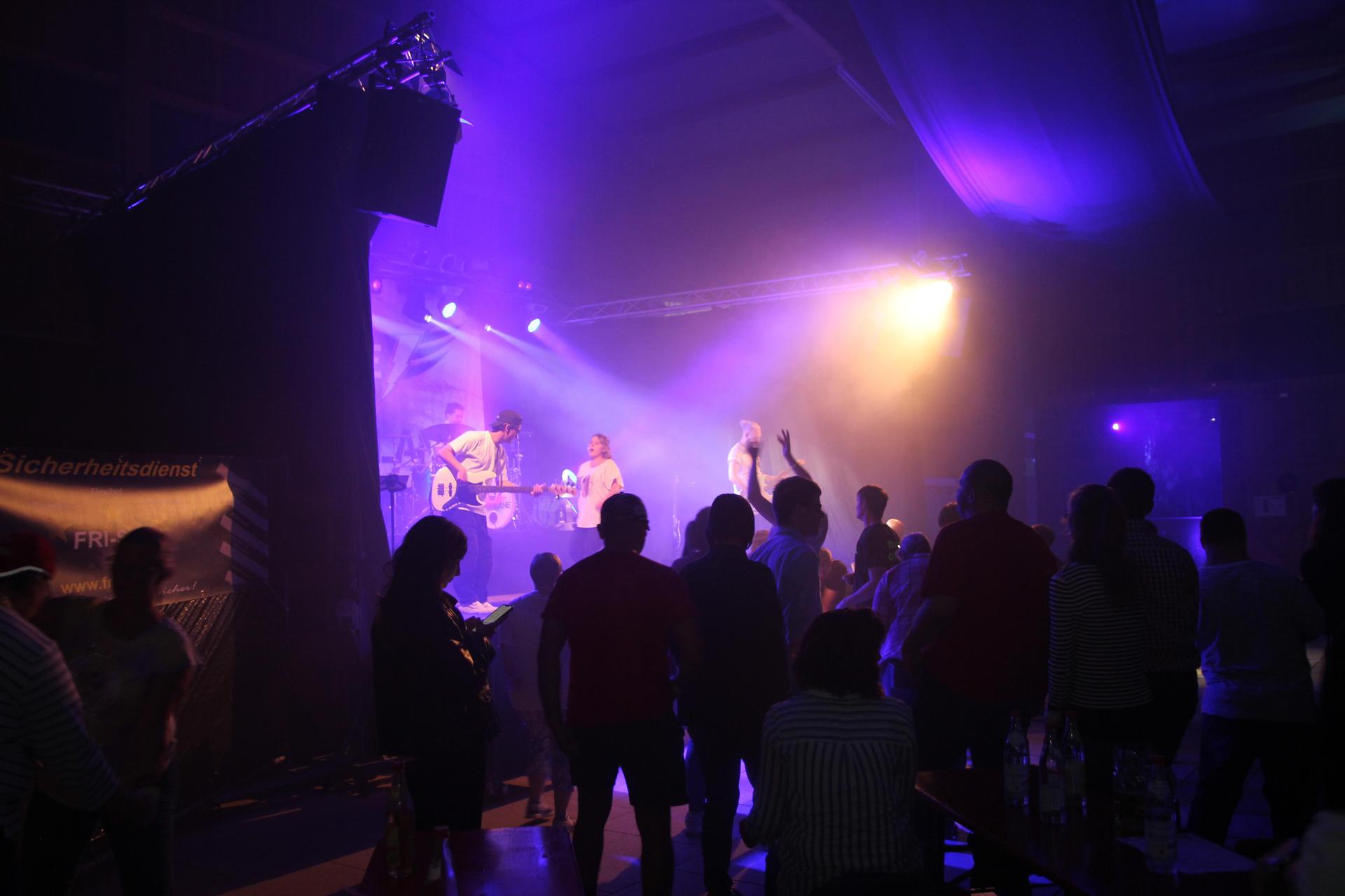 Die Band „Aeroplane” eröffnete am Freitag den Wurzer O'Schnitt. (Bild: Lea Stecher)