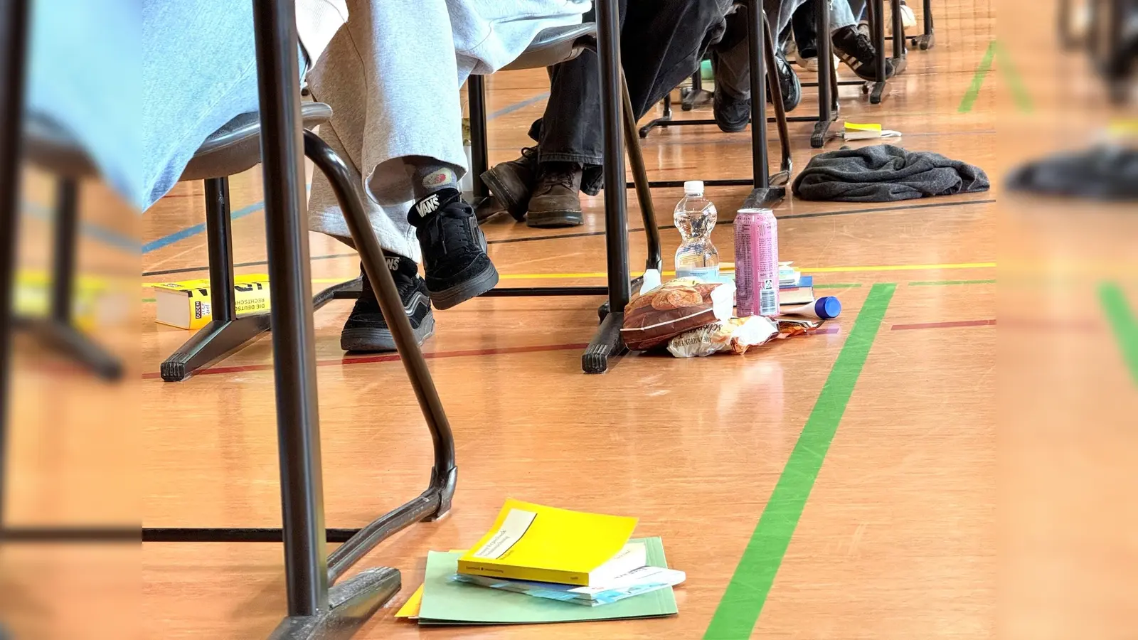 Pflichtlektüre, Snacks und Getränke: Mit dieser Grundausstattung starteten die Weidener Abiturient*innen in die Deutschprüfung. (Bild: Gabi Schönberger)