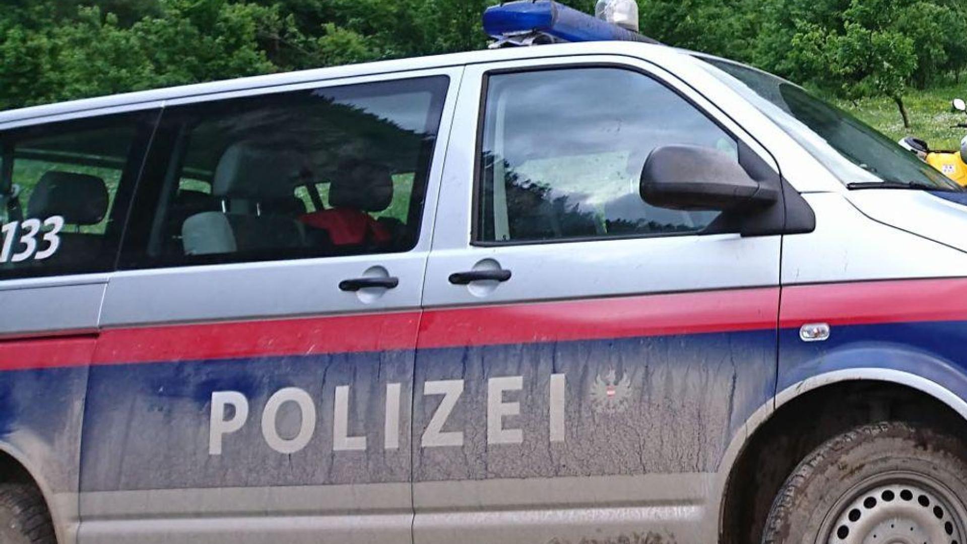 Rund 80 Meter ist ein Wanderer aus Bayern in den österreichischen Alpen abgestürzt - mit tödlichen Folgen. (Symbolbild) (Bild: Roland Theny/Filmteam-Austria/apa/dpa)