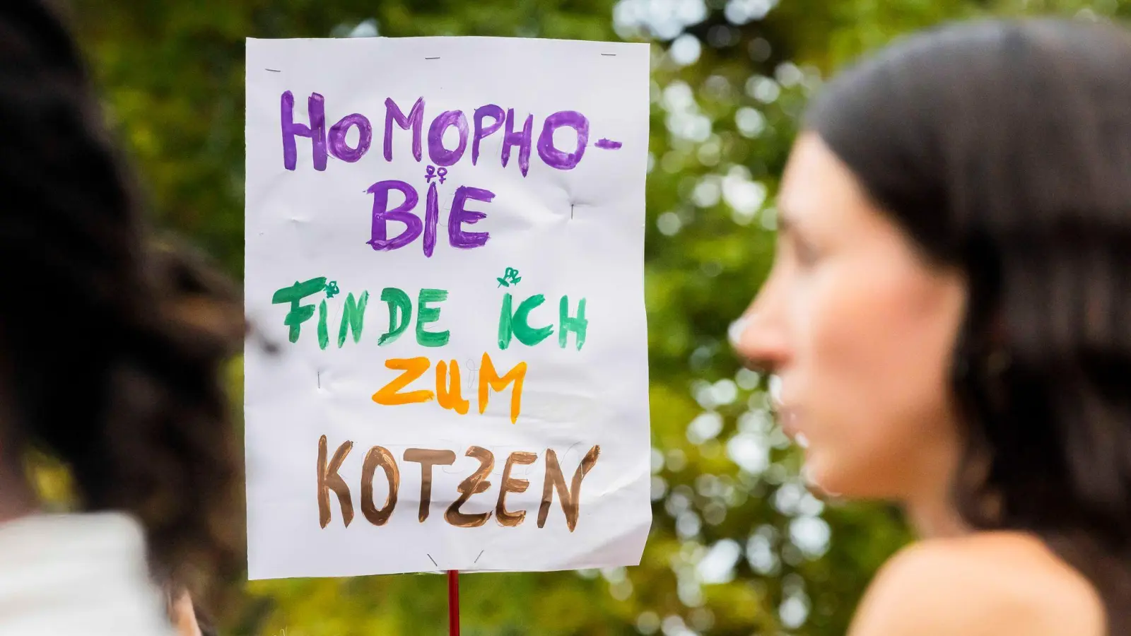 Queerfeindliche Sprüche und Grenzüberschreitungen gehören für manche Jugendliche noch immer zum Alltag, auch in Weiden. (Symbolbild: Christoph Soeder/dpa)