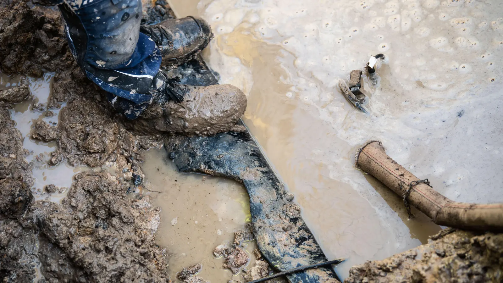 Nach einem Wasserrohrbruch in Weiden ist der Fahrradweg an der B22 zwischen TÜV und der Auffahrt zur Spielvereinigung gesperrt. (Symbolbild: Nicolas Armer/dpa)