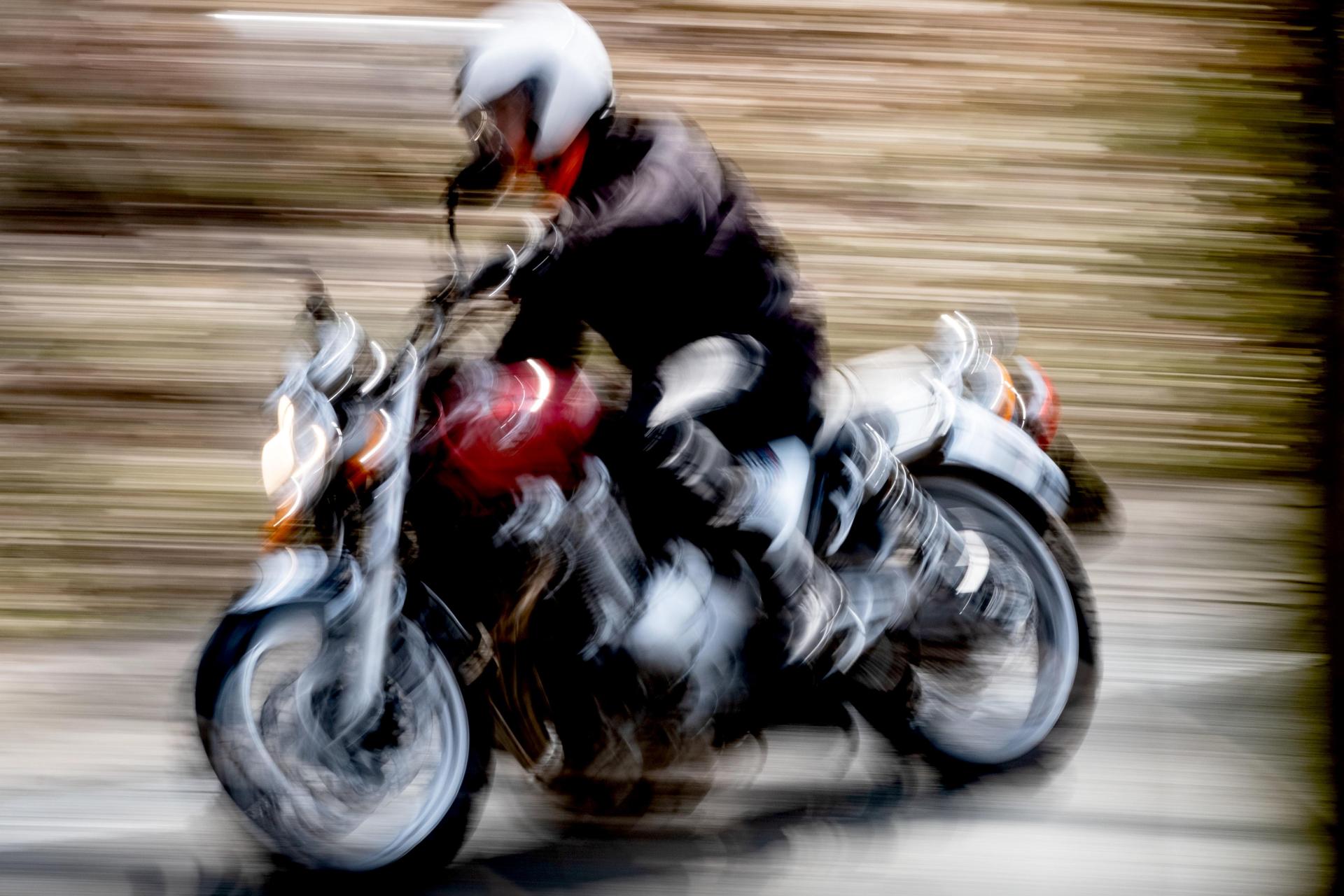 Ein 21-jähriger Motorradfahrer landete bei Mantel im Graben.  (Symbolbild: Peter Steffen/dpa)