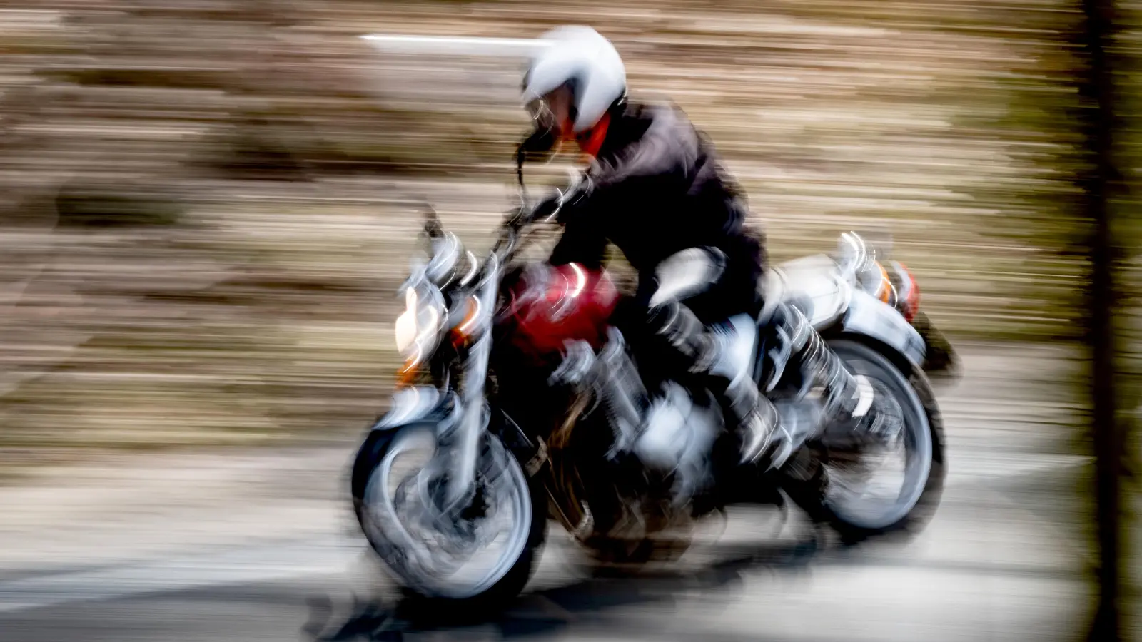 Ein 21-jähriger Motorradfahrer landete bei Mantel im Graben.  (Symbolbild: Peter Steffen/dpa)