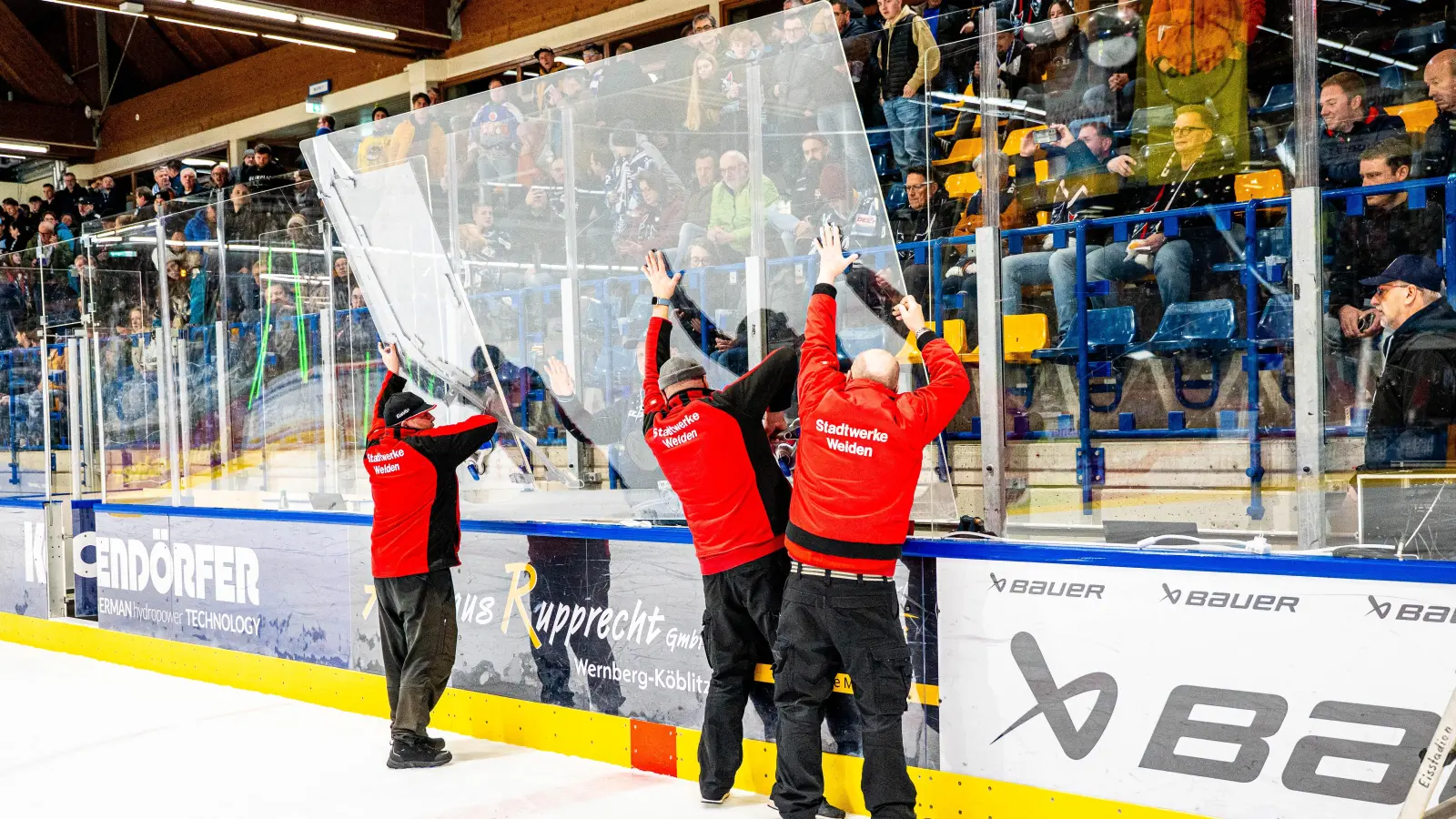Mitte des zweiten Drittels ging eine Scheibe zu Bruch und konnte binnen 90 Minuten nicht ausgetauscht werden. (Bild: Elke Englmaier)