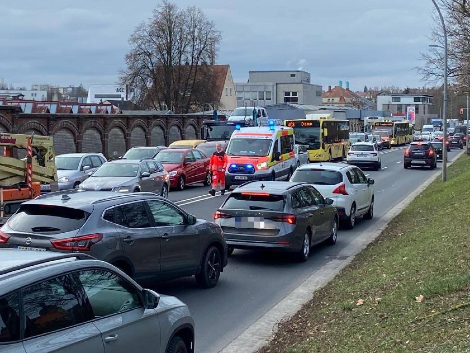 Sogar der Rettungswagen kam nicht mehr durch: Am Kaiser-Ludwig-Ring auf der B85 in Amberg war der Verkehr zusammengebrochen. Ein kilometerlanger Protestzug mit rund 600 Traktoren und anderen Fahrzeugen brachte den Verkehr stellenweise komplett zum Erliegen. (Bild: ass)