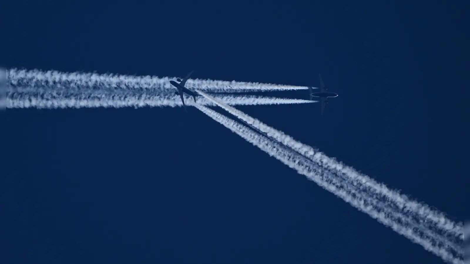 Ein mysteriöses Flugzeug sorgte im östlichen Teil des Landkreises Neustadt/WN für Aufmerksamkeit. (Symbolbild: Arne Dedert)