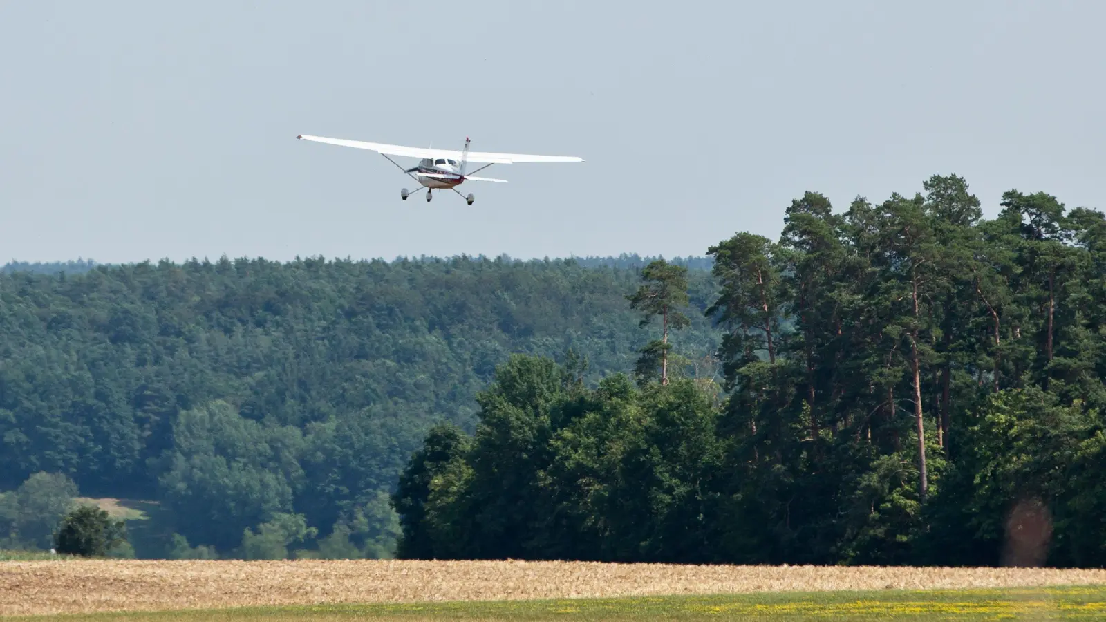 Fast in der gesamten Oberpfalz sind am am 29. und 30. Juni wegen hoher Waldbrandgefahr Beobachtungsflieger unterwegs. (Symbolbild: Daniel Karmann/dpa)