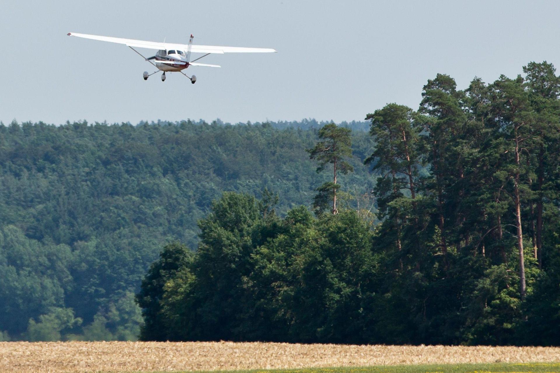 Luftbeobachter überwachen auch in der Oberpfalz bis 4. Mai deshalb Waldbrand-gefährdete Gebiete. (Symbolbild: Daniel Karmann/dpa)
