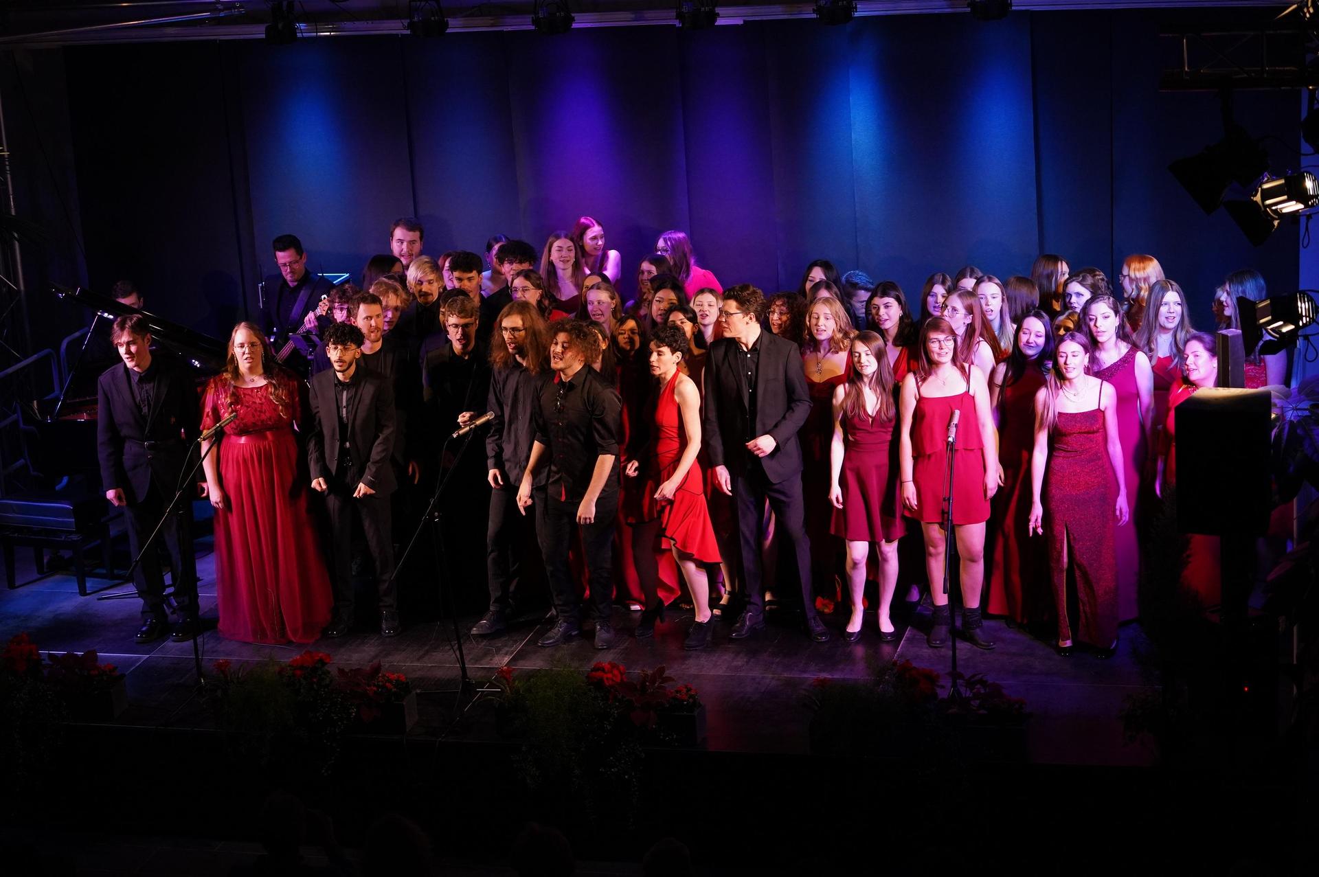 Unter dem Motto „Man in Black, Lady in Red - Through all eras of music“ hat die FOS/BOS Weiden zum Konzert in die Aula der Schule geladen. (Bild: Winkler)