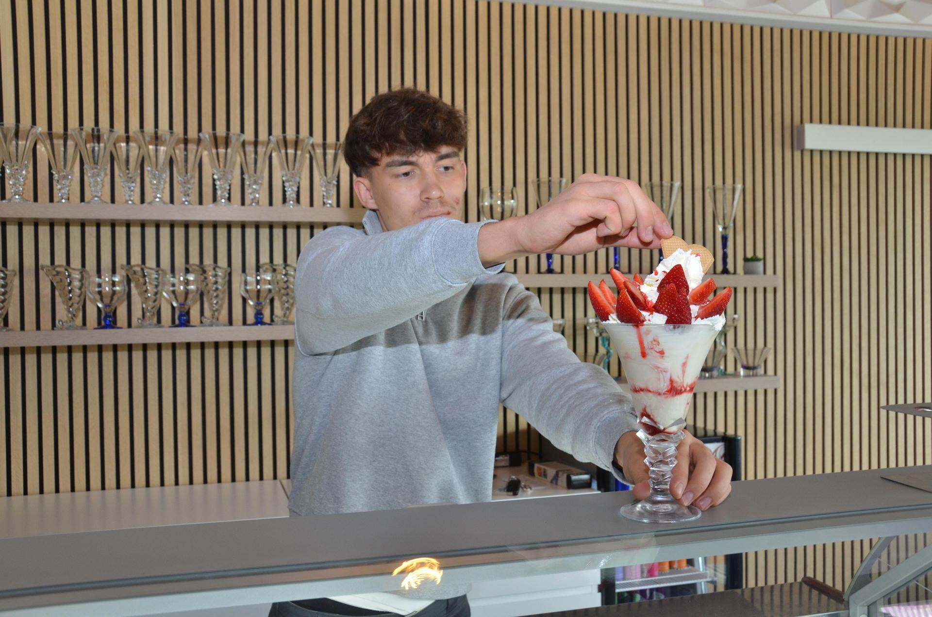 Der erst 18-jährige Andrei Pap eröffnet sein „Eiscafe da Andrei”. (Bild: dob)