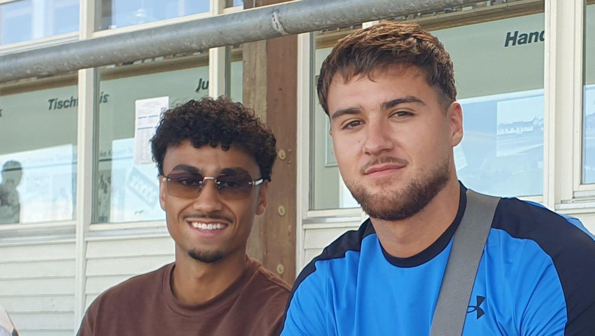 Der deutsche Nationalspieler Nene Brown (Zweiter von links) am Samstagnachmittag auf der Tribüne des Schwarzenfelder Sportparks. (Bild: mr)