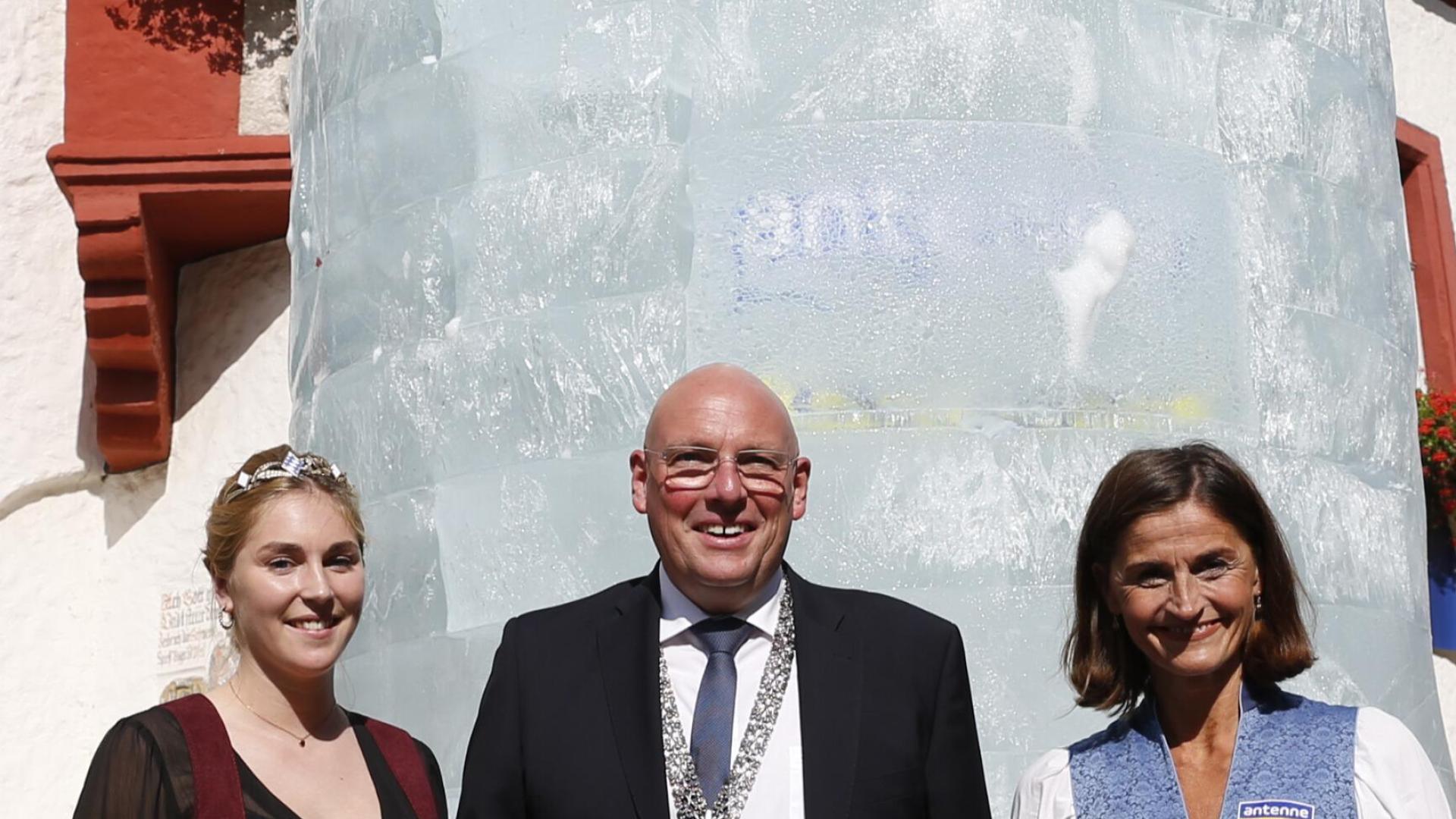 Ein großer Masskrug aus Eis steht in Marktredwitz. Über den Rekord freuen sich mit Bürgermeister Oliver Weigel, Bierkönigin Linnea Klee (links) und Marion Schieder, die „Heimatministerin” von Antenne Bayern (rechts).  (Bild: Antenne Bayern)