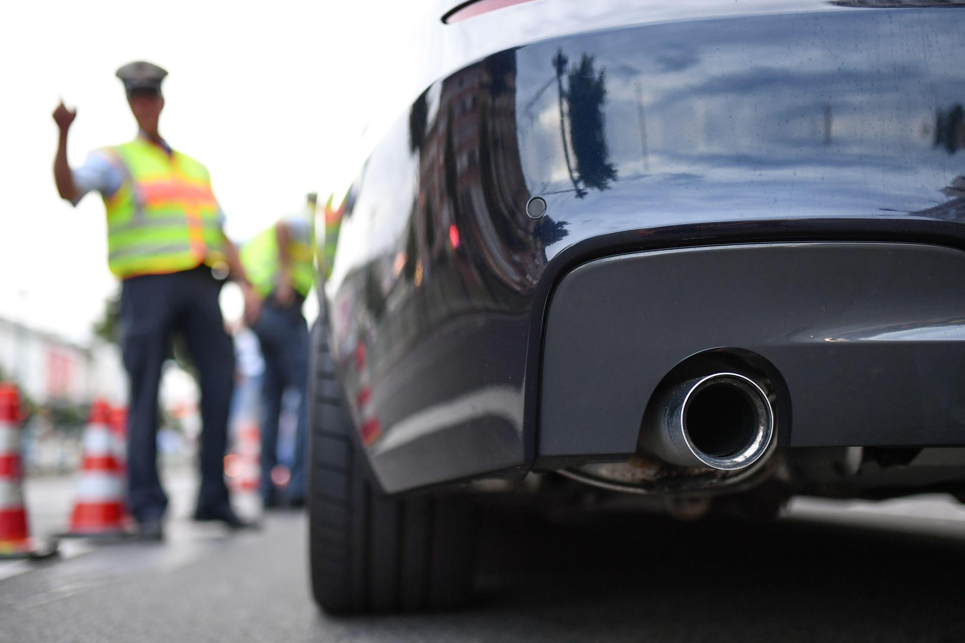 Ein 23-jähriger Regensburger wird in Schwandorf mit einem manipulierten BMW gestoppt.  (Symbolbild: Uwe Anspach)