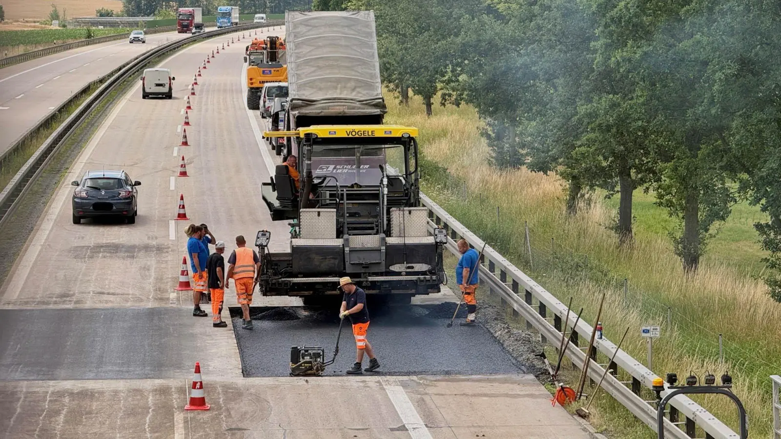 Arbeiter reparierten die durch die Hitze entstandenen Blow-ups auf der A93 zwischen Weiden und Luhe-Wildenau. (Archivbild: Gabi Schönberger)