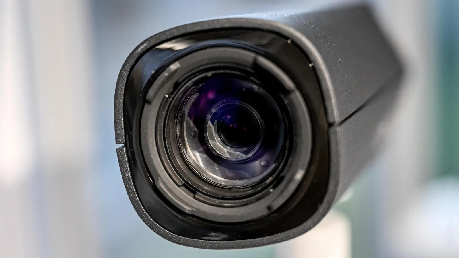 Ein 48-jähriger Gastronom ist am Dienstag vor dem Weidener Amtsgericht zu einer Bewährungsstrafe und Geldauflage verurteilt worden, weil er auf dem Damen-WC seiner Bar und auf seiner privaten Toilette intime Aufnahmen von Frauen gemacht hatte. (Symbolbild: Britta Pedersen)