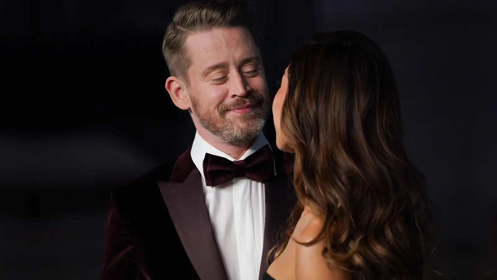 Macaulay Culkin ist mit der Schauspielerin Brenda Song zusammen. (Archivbild) (Bild: Jordan Strauss/Invision/AP/dpa)