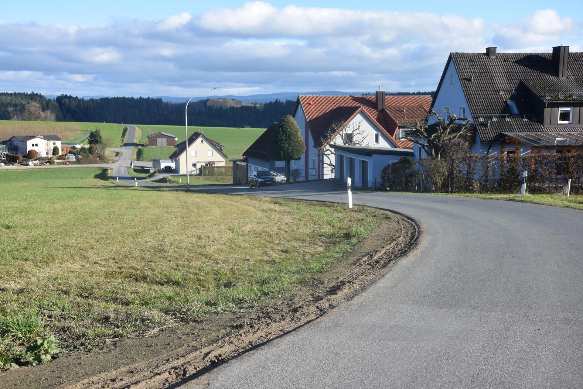 Die angebliche „Rennstrecke” in Obersdorf. Unten an der Kreuzung herrscht „rechts vor links”. Geradeaus geht es zum Reiterhof Hahnenmühle weiter. Das Obersdorfer Straßenstück wird bei der Dorfversammlung auch angesprochen werden. Tempo 30 soll im ganzen Ortsteil kommen. (Bild: fz)