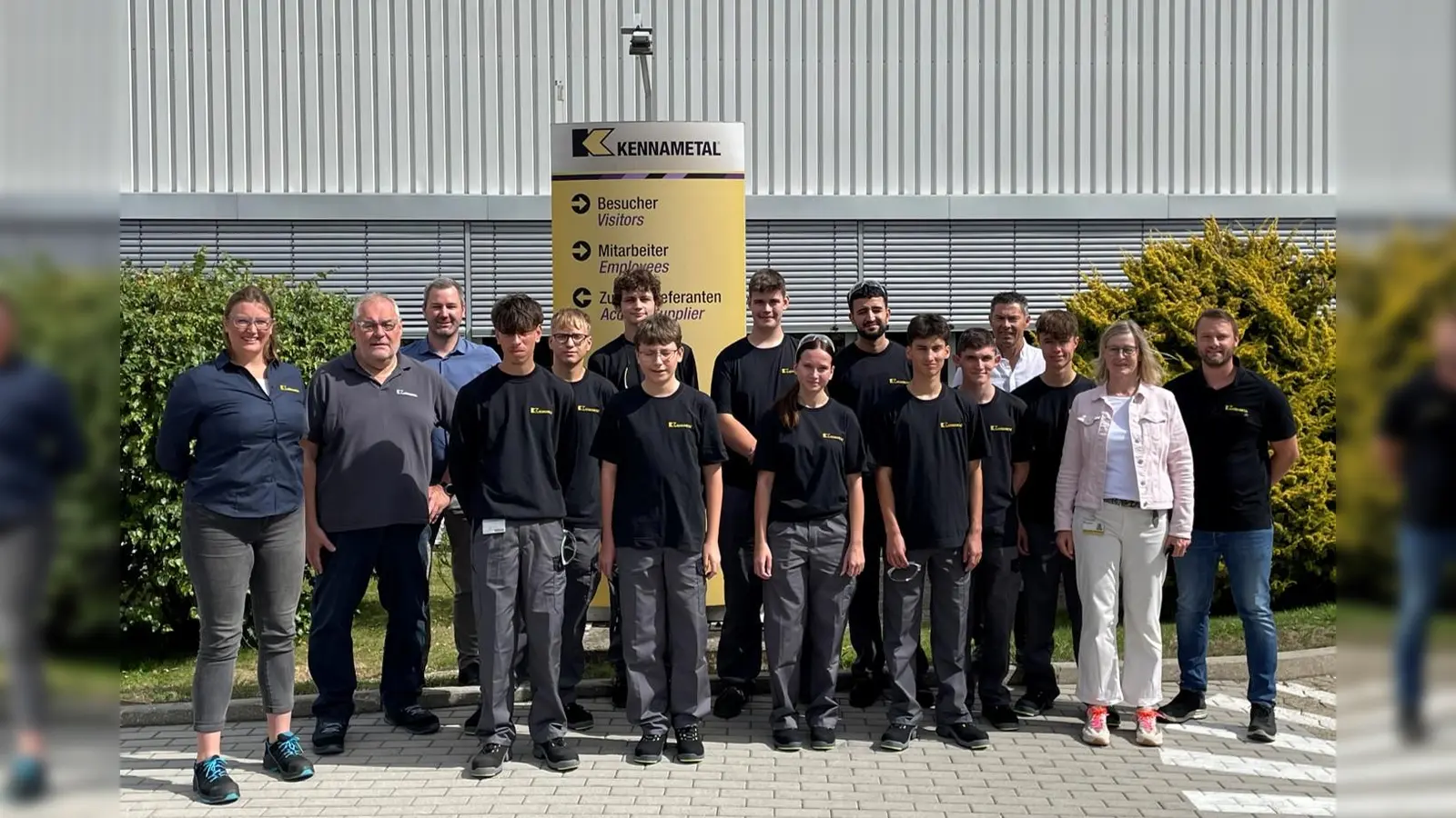 v. l. n. r. Anja Obermeier (technische Ausbilderin), Josef Braun (Produktionsleiter), Stephan Schatz (Werksleiter), Noah Greimel, Julian Weich, Vit Packan, Michael Lorenz, Sebastian Prößl, Vivien Raabe, Abdulrahman Aljolaji, Luis Haberl, Lukas Zeitler ,Markus Baierl (Betriebsratsvorsitzender), Timo Burkhard, Christine Mannhardt (Personalleiterin) und Maximilian Winkler (technischer Ausbilder). Bild: Kennametal (Bild: Kennametal)