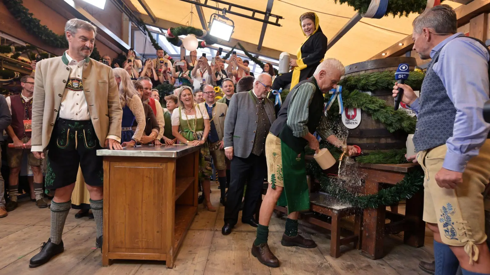 Oberbürgermeister Dieter Reiter hat das erste Fass angestochen.  (Bild: Peter Kneffel/dpa)