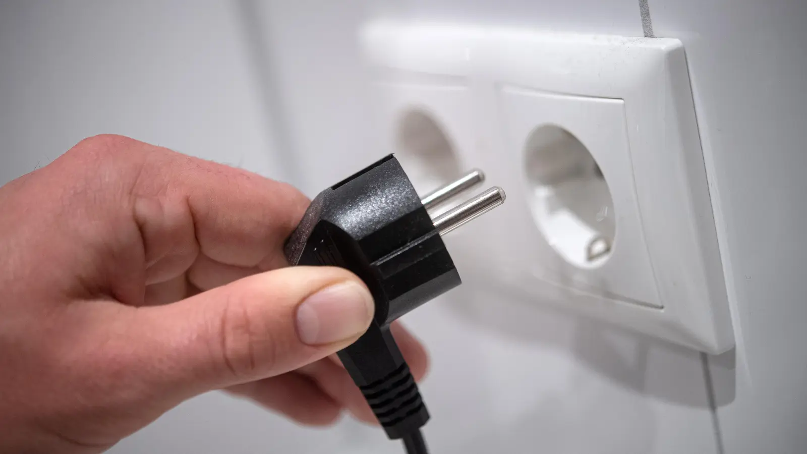 In Moosbach (Landkreis Neustadt/WN) ist der Strom am Dienstagvormittag ausgefallen. Die Ursache wird noch geprüft. (Symbolbild: Sina Schuldt)