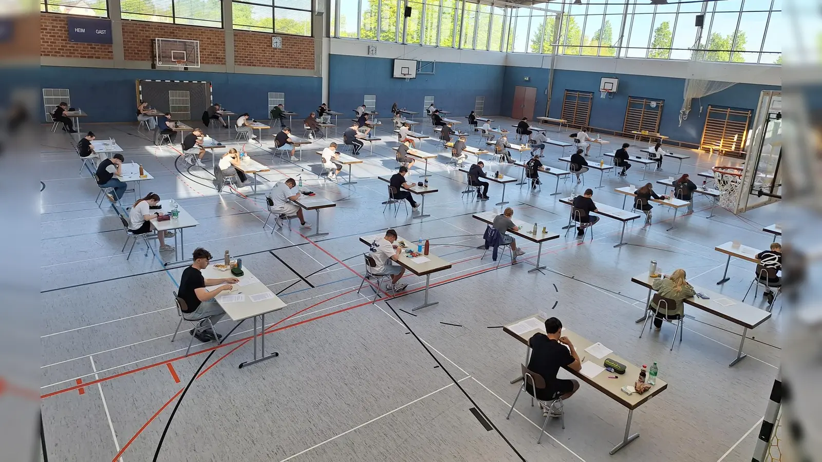 Konzentriert schwitzten die Schülerinnen und Schüler über der Abschlussprüfung im Fach Deutsch. (Bild: Nadine Paulus)