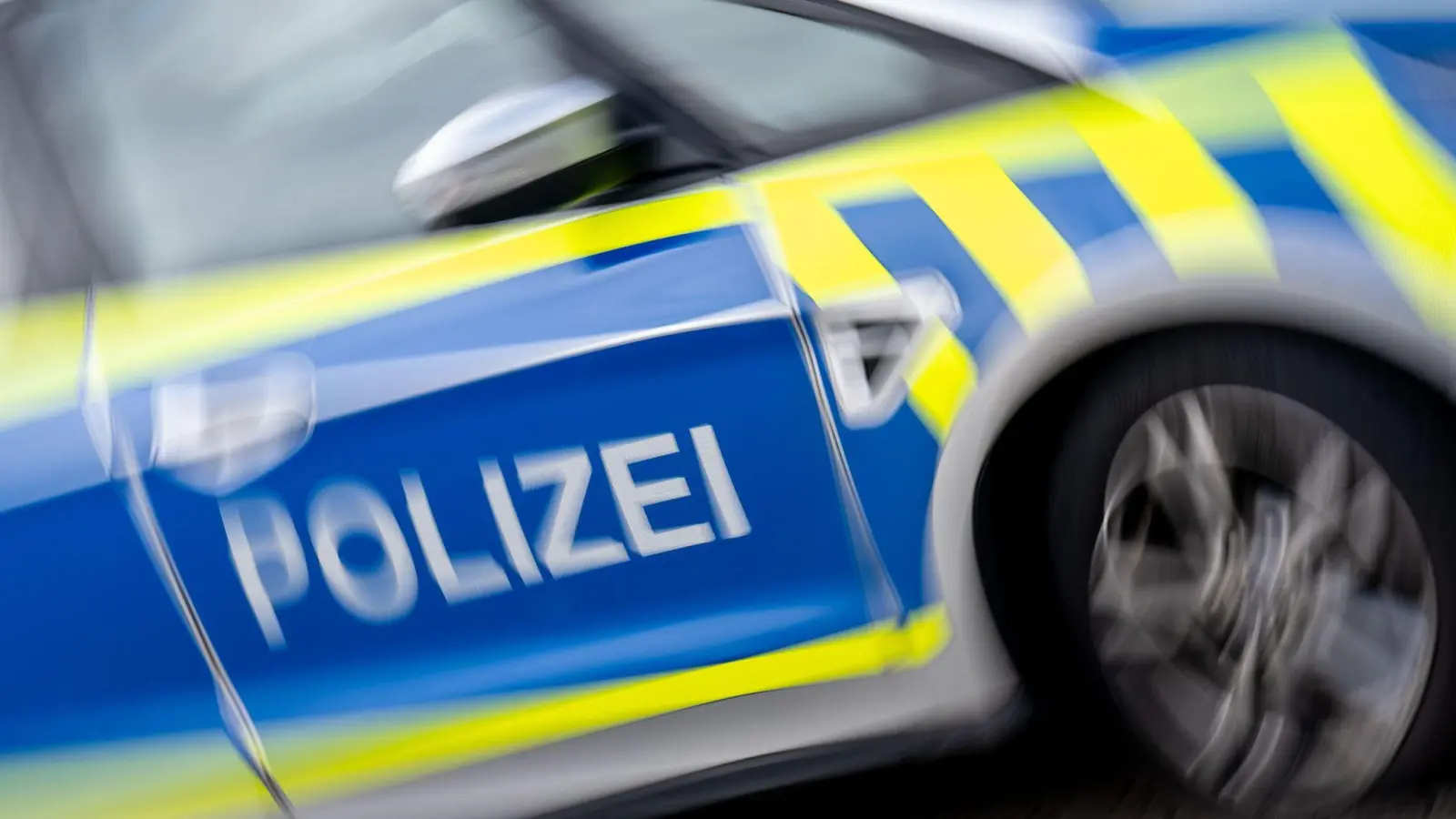 Die Polizei musste in Eslarn wegen eines eskalierten Beziehungsstreits eingreifen. (Symbolbild: Hendrik Schmidt/dpa)