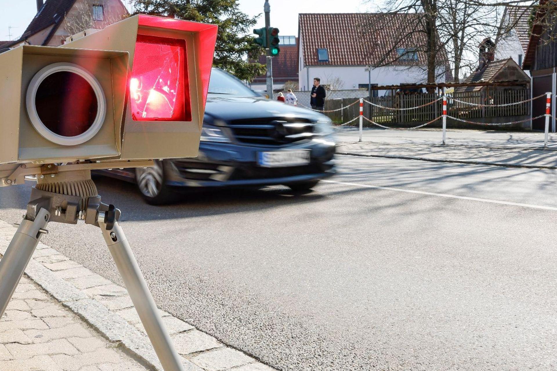 Bei ihren Geschwindigkeitsmessungen im September hatte die Verkehrspolizei Weiden über 2000 Fahrer zu beanstanden.  (Symbolbild: Daniel Löb/dpa)