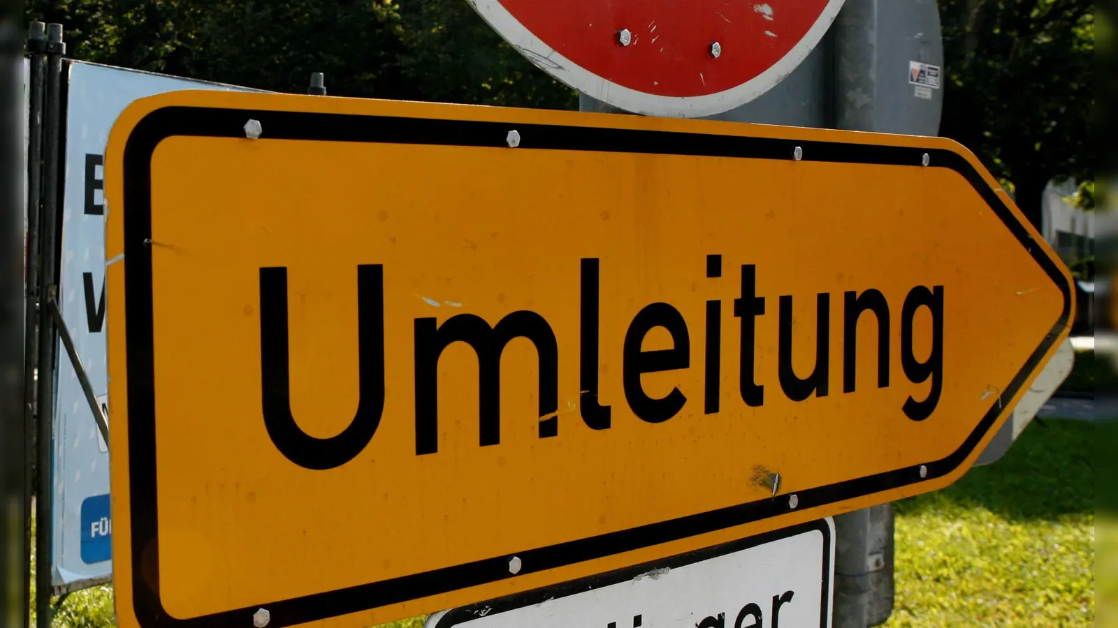 Ein Umleitungsschild und zwei Durchfahrtverbotsschilder sind auf der Kreisstraße zwischen Parkstein und Hammerles entwendet worden. (Symbolbild: Angelika Warmuth)