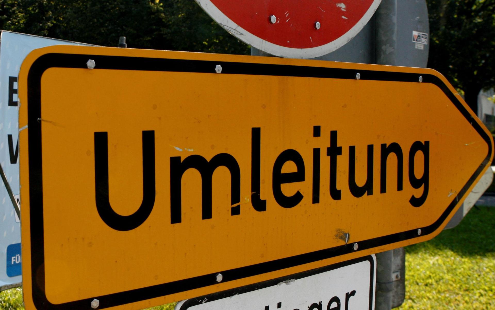 Ein Umleitungsschild und zwei Durchfahrtverbotsschilder sind auf der Kreisstraße zwischen Parkstein und Hammerles entwendet worden. (Symbolbild: Angelika Warmuth)