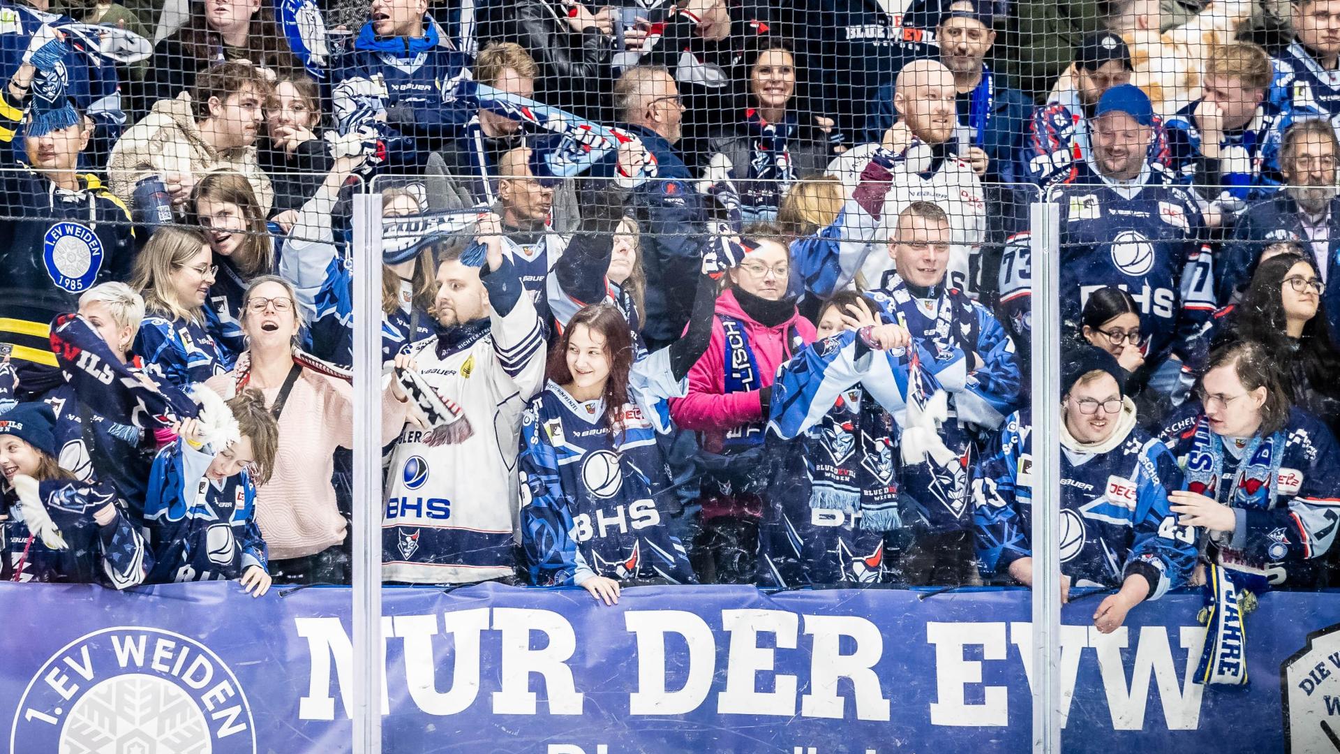 Die Blue Devils Weiden laden am Samstag zum öffentlichen Training in der Hans-Schröpf-Arena ein.  (Archivbild: Tobias Neubert)