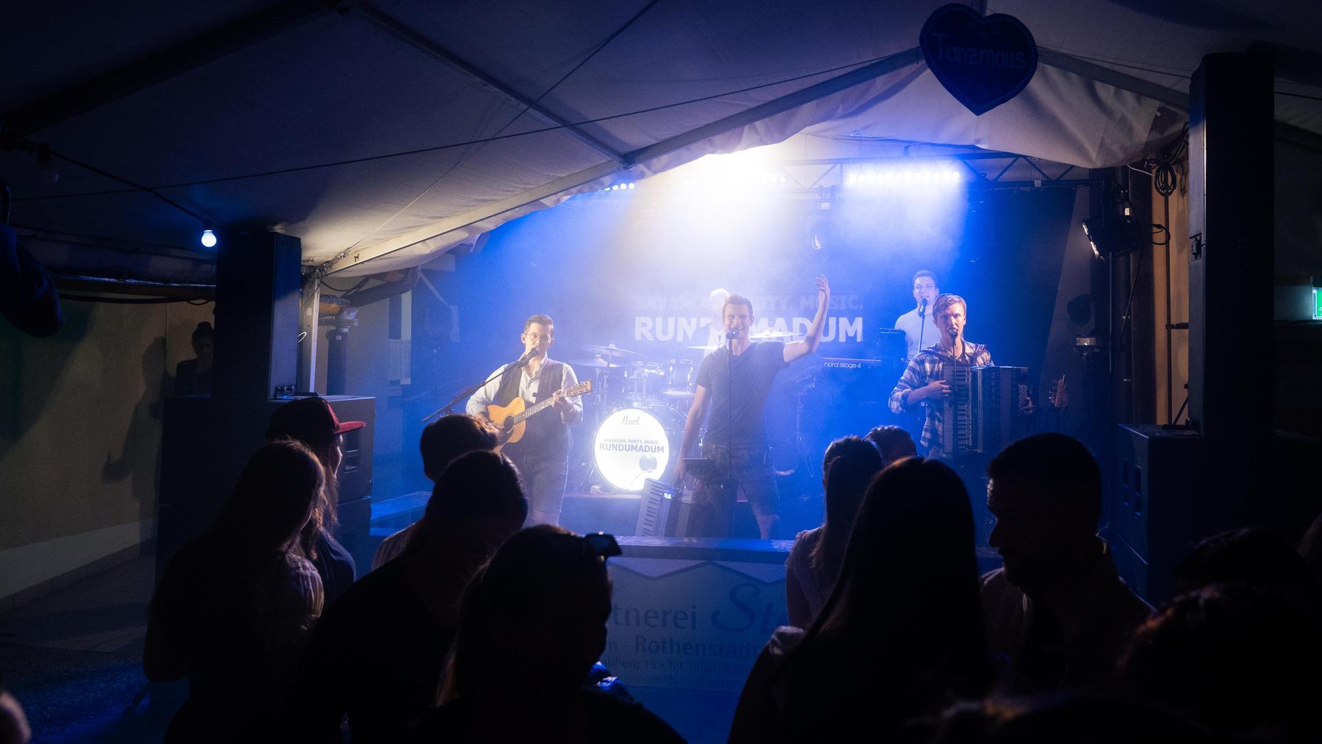 Beim Kirwa-Special der Etzenrichter Kirwa sorgte die Band „RUNDUMADUM” für Stimmung.  (Bild: Hannes Stock)