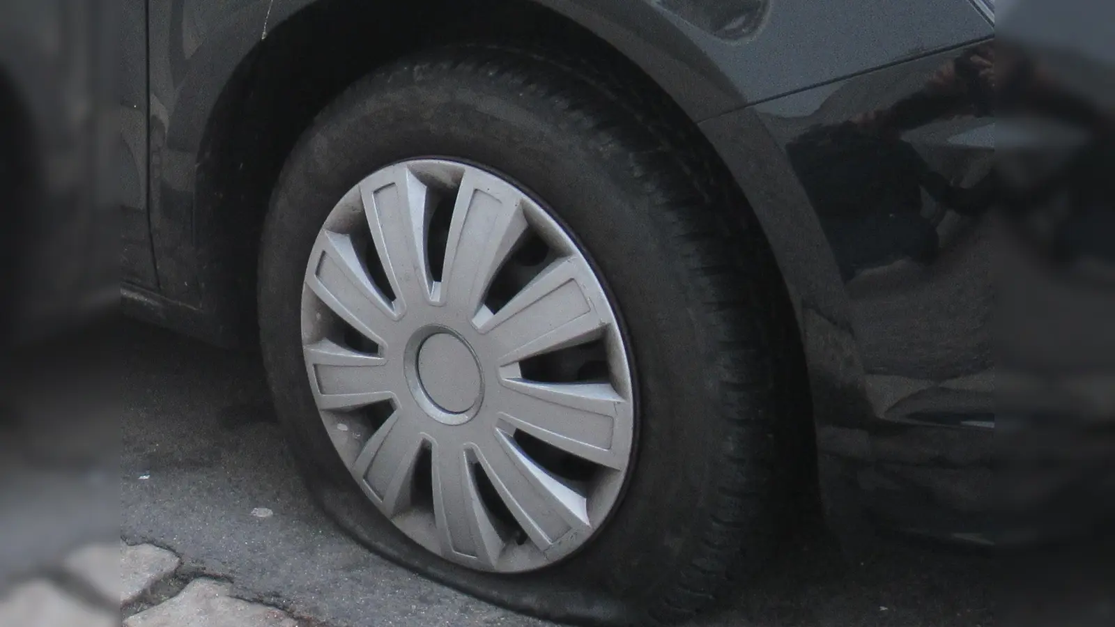 In der Auenstraße in Weiden wurden die Reifen eines Pkw zerstochen. (Symbolbild: David Inderlied/dpa)