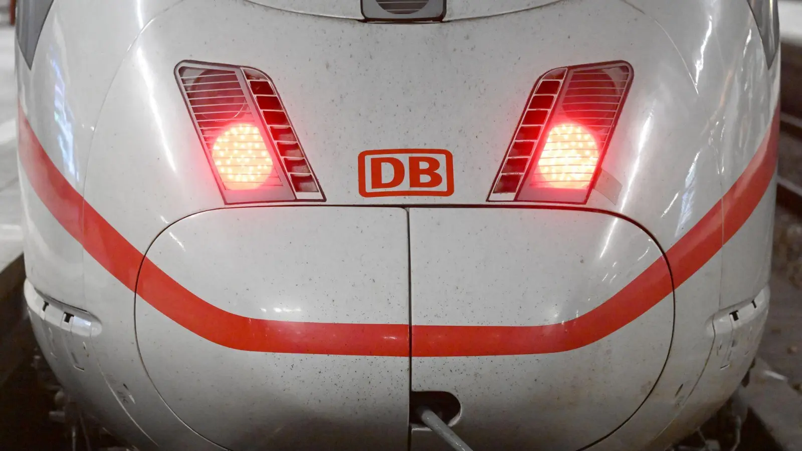 Die Jugendlichen sollen in mehreren Fällen auf Zügen mitgefahren sein - zum Teil bei Geschwindigkeiten von bis zu 280 Kilometer pro Stunde. (Symbolbild: Felix Hörhager/dpa)