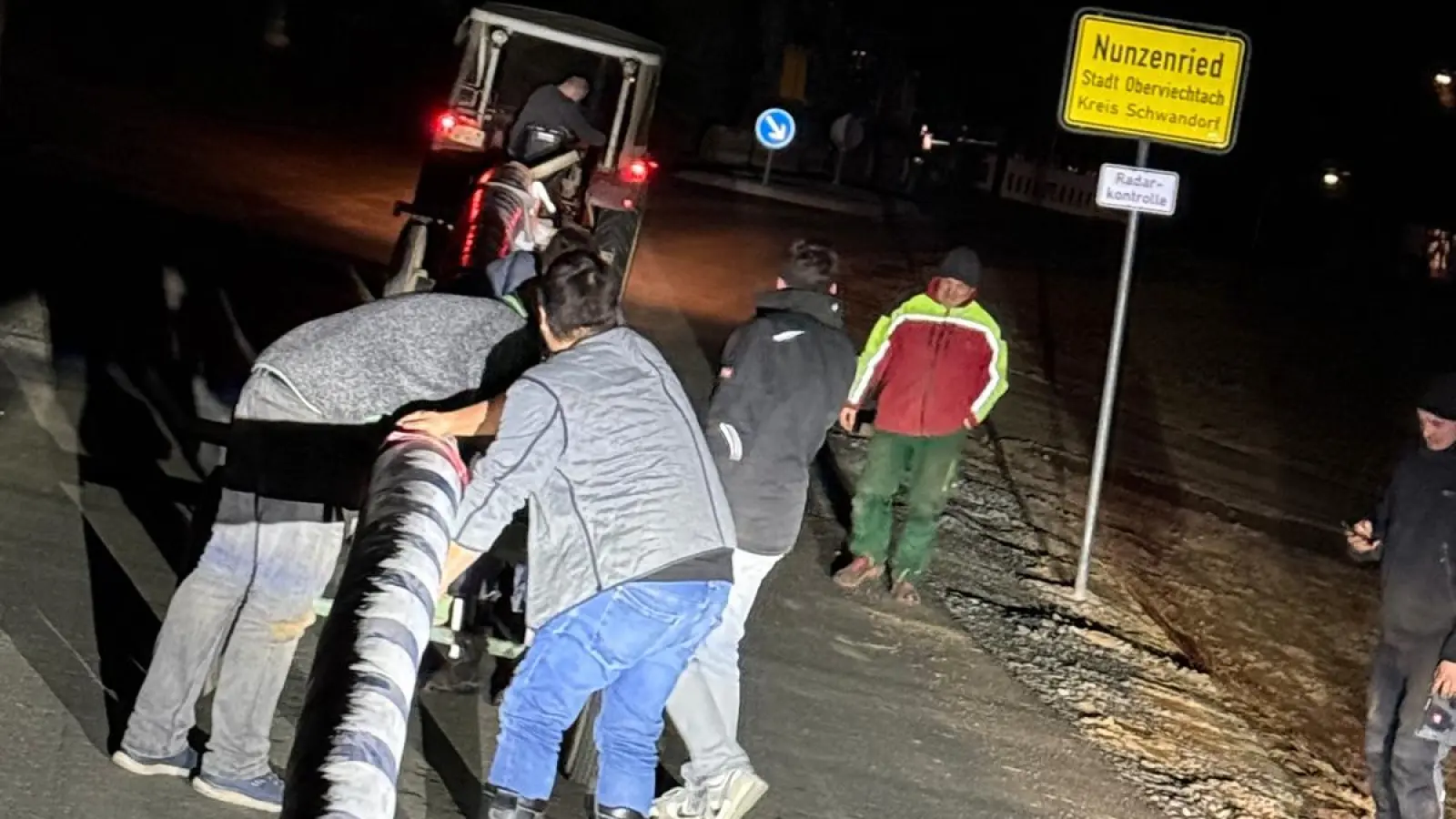Ein gelungener Einsatz der etwas anderen Art für die Feuerwehr: Der Maibaum der Stadt Oberviechtach erreicht den Ortsteil Nunzenried. In einer geheimen Aktion wurde er geklaut. (Bild: Martin Ruhland/Feuerwehr Nunzenried)