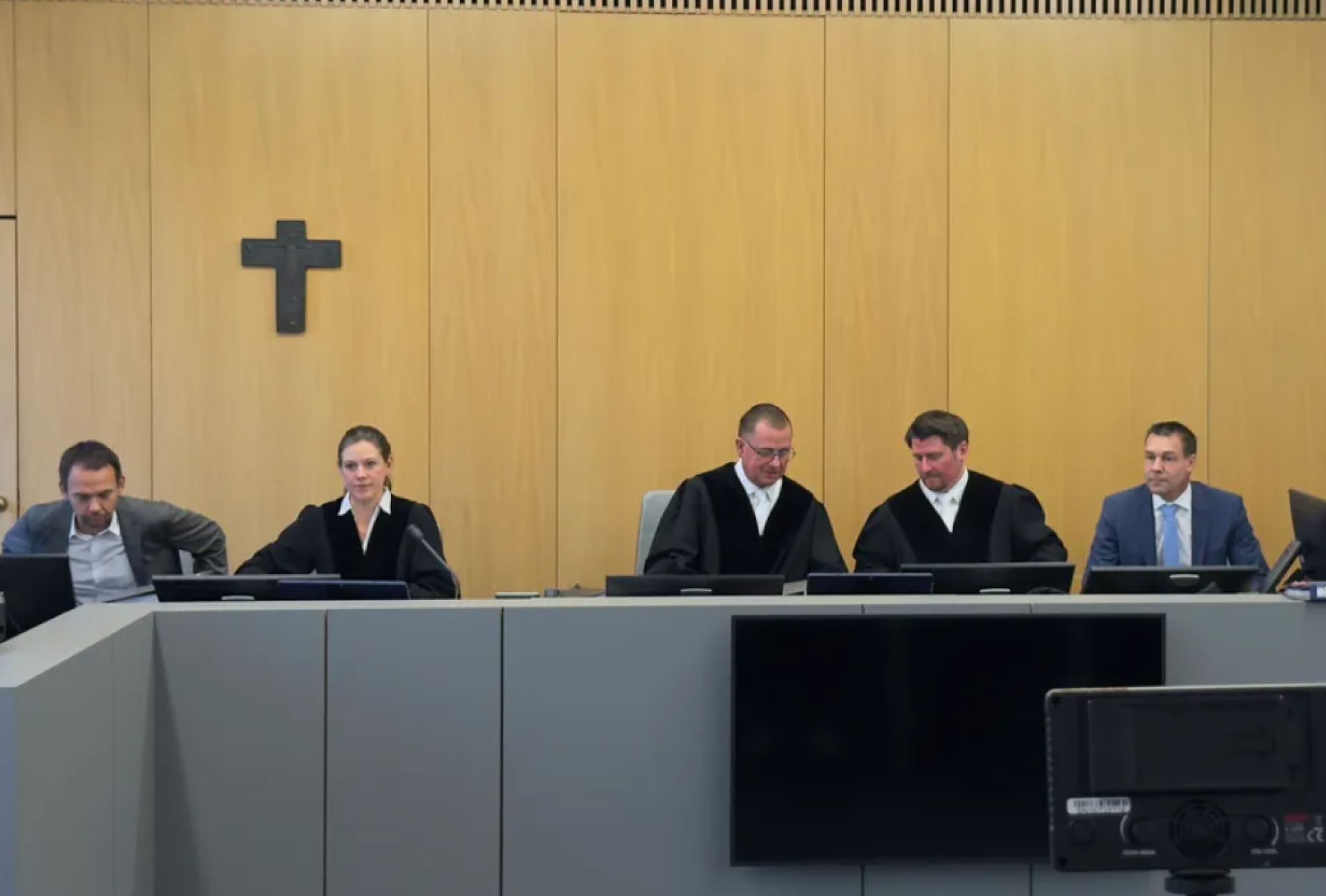 Der Champagner-Prozess vor dem Landgericht Weiden hat begonnen. Doch wie funktioniert so ein Gerichtsprozess? (Bild: kle)