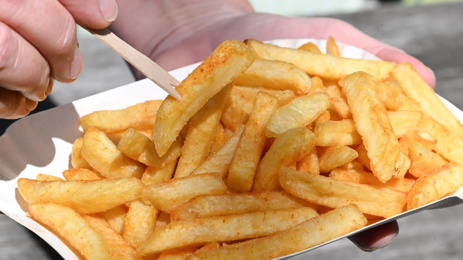 Ein Streit zwischen jungen Leuten in Schwandorf ist eskaliert. Es flogen Pommes und Steine. (Bild: Bernd Weißbrod/dpa)