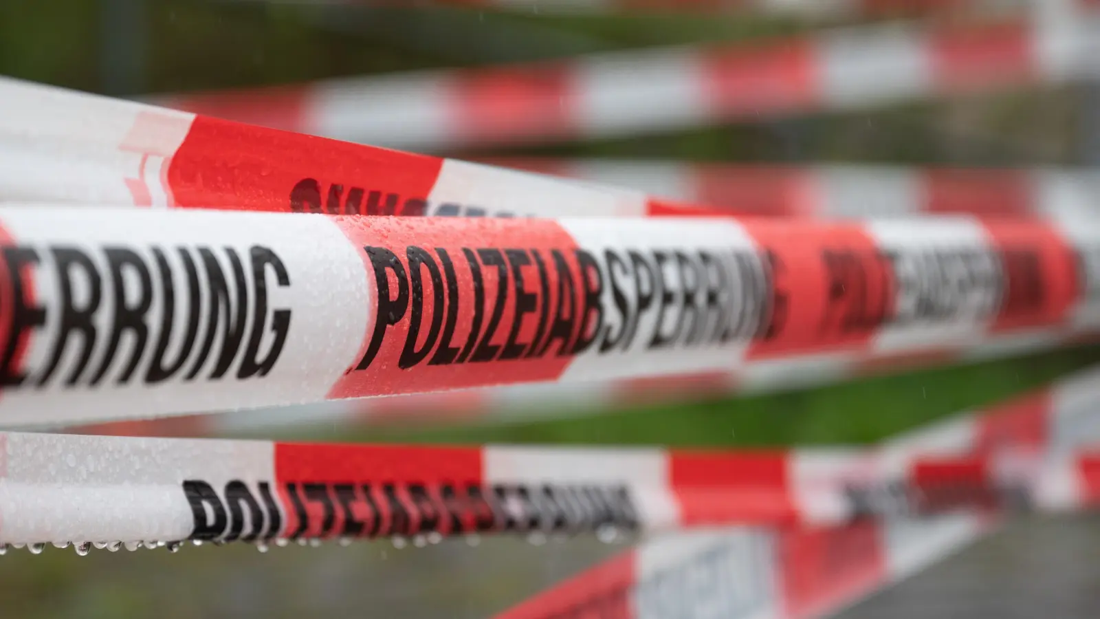 Am Wochenende ereigneten sich in Weiden drei Verkehrsunfallfluchten. Die Polizei bittet um Hinweise aus der Bevölkerung.  (Symbolbild: Sebastian Kahnert/dpa)