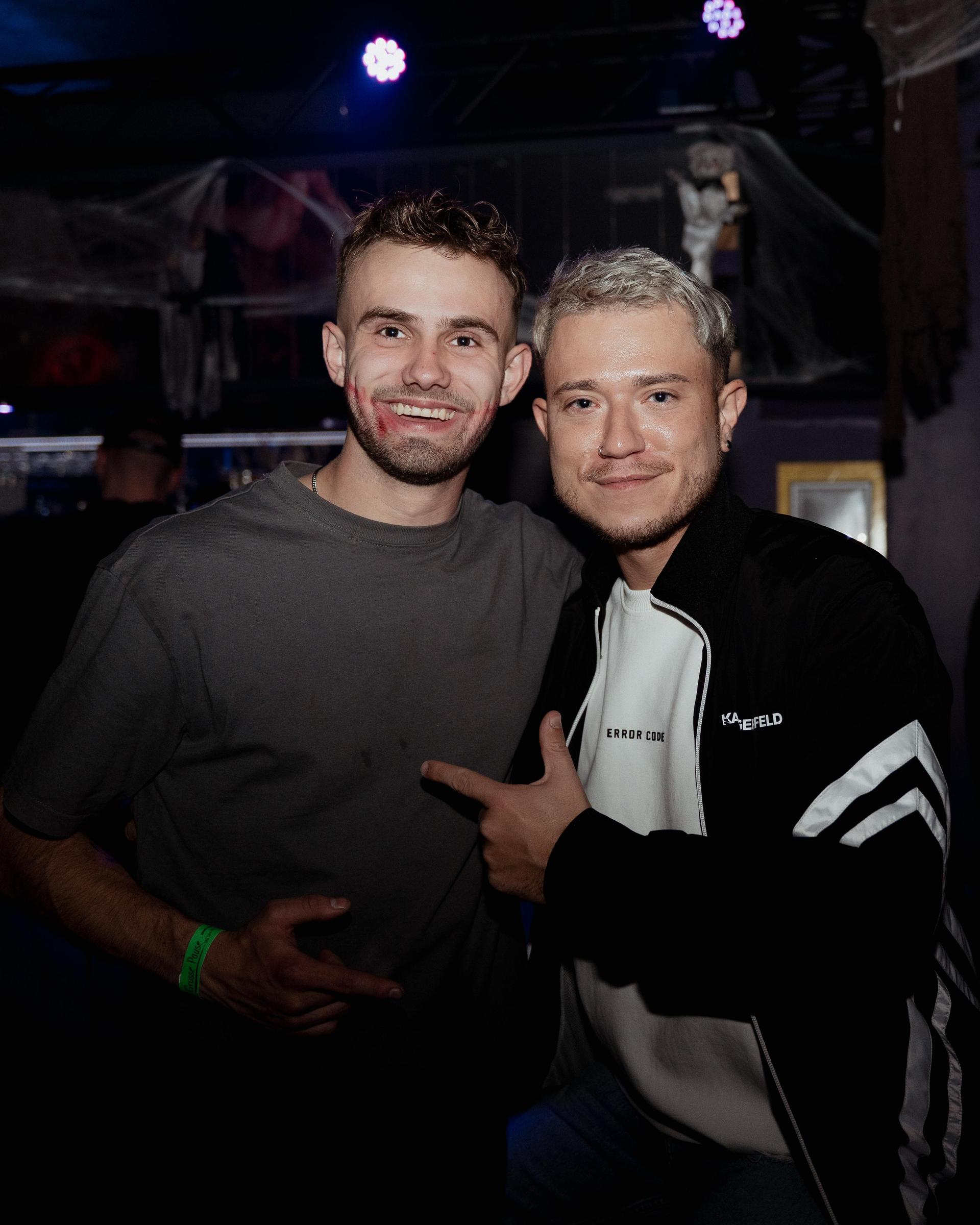 Im Labelle in Waidhaus waren am Freitag die Zombies, Teufel und Geister unterwegs und gaben zur Musik von DJ Michael B. zusammen Vollgas. (Bild: Timo Kraus)