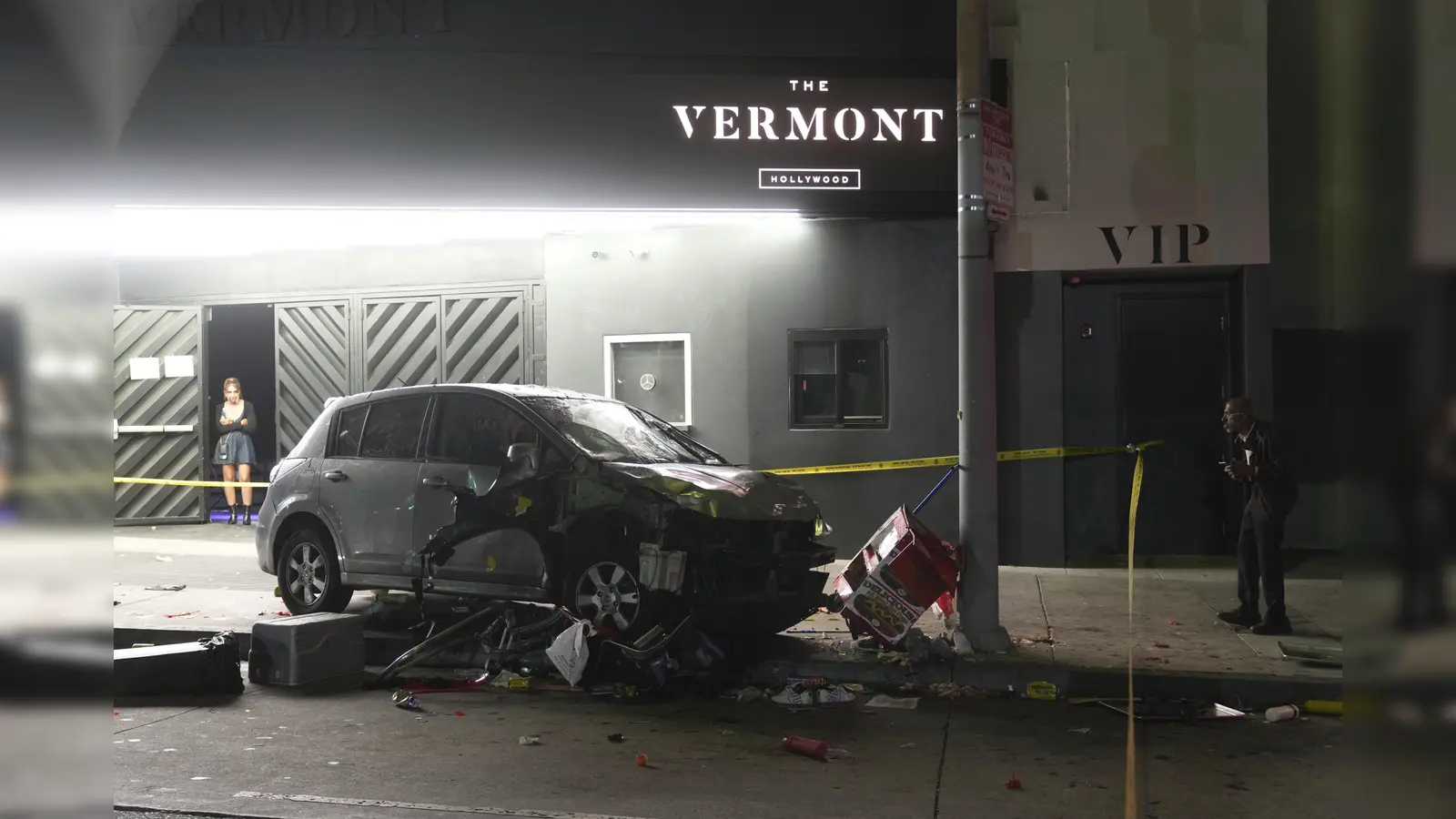 31 Menschen sind in der US-Westküstenmetropole Los Angeles laut Rettungskräften verletzt worden, als ein Auto in eine Menschenmenge gefahren ist. (Bild: Damian Dovarganes/AP/dpa)