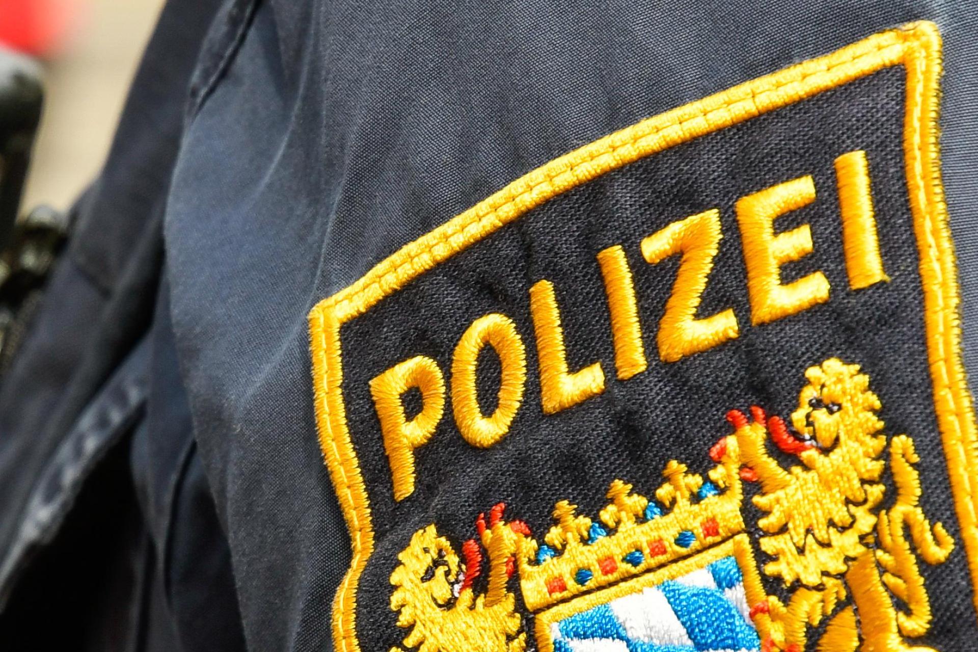 Der Einbrecher wehrte sich gegen die Festnahme durch die Polizisten. (Symbolbild: Petra Hartl)