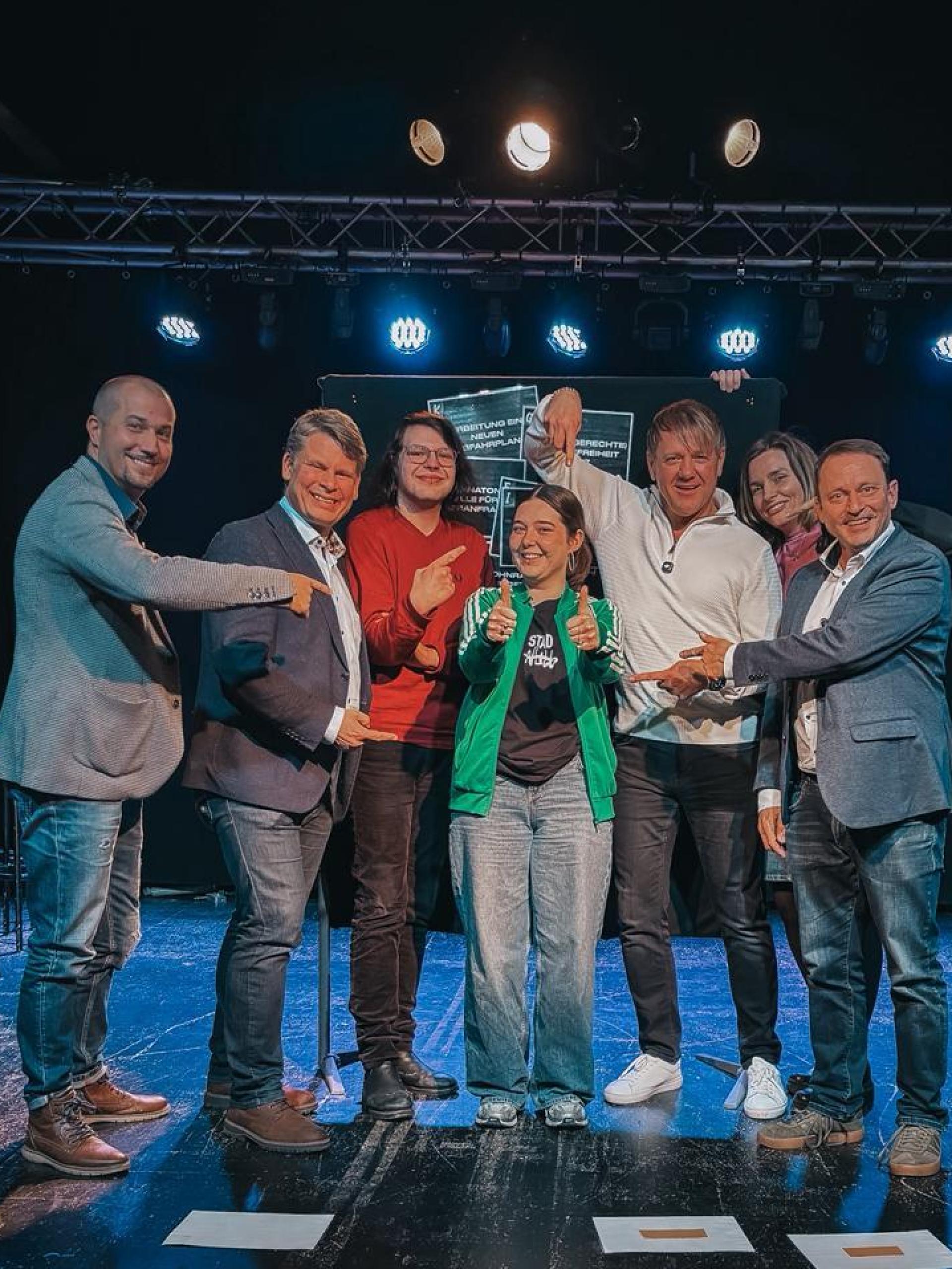 Weidener OB-Kandidaten stellten sich den Fragen von Moderatorin Hannah Schraml (Mitte). Befragt wurden (von links) Florian Vogel (FDP), Benjamin Zeitler (CSU), Robyn Arnold (Die Linke), Jürgen Meyer (Bürgerliste), Laura Weber (Die Grünen) und Jens Meyer (SPD). (Bild: Katharina Glaser)