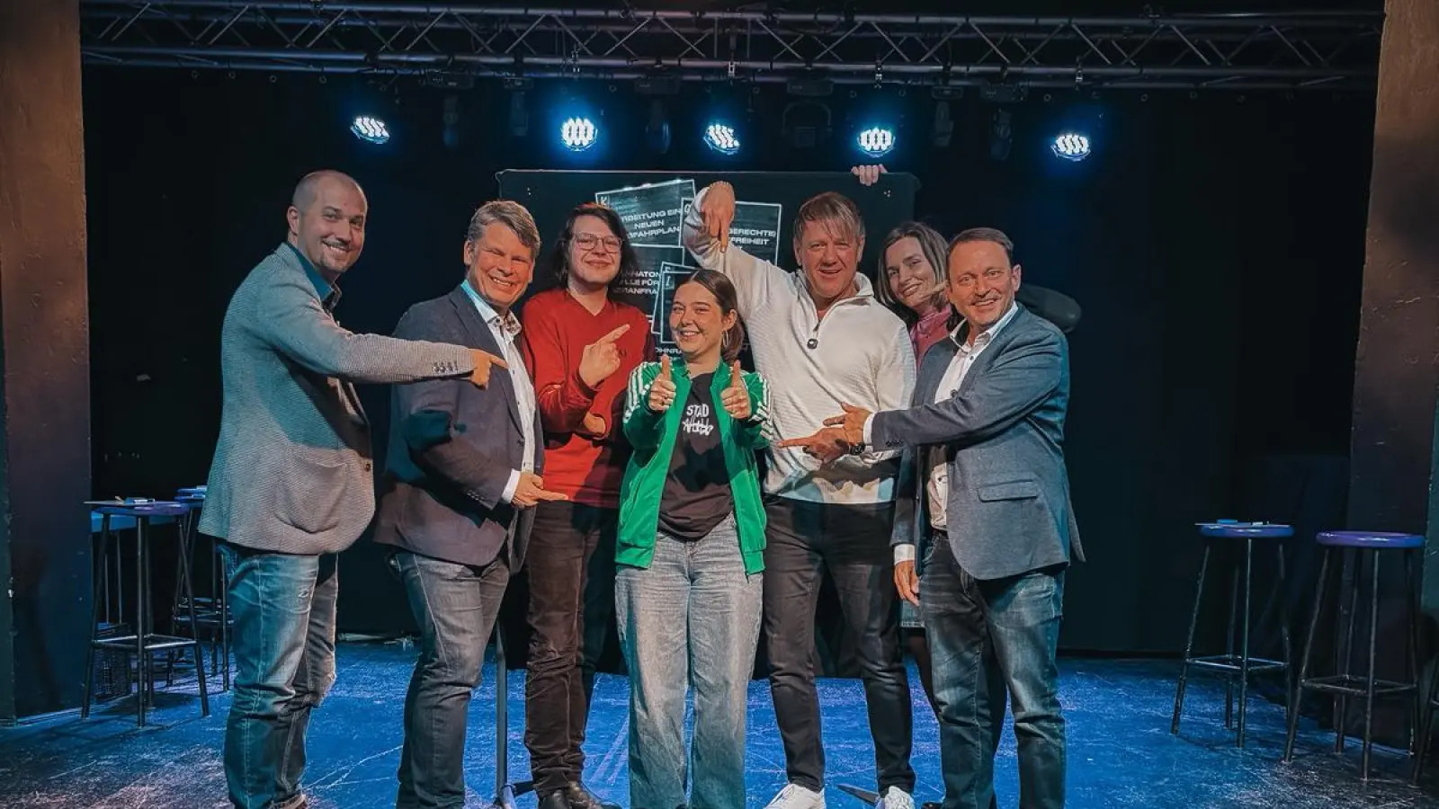 Weidener OB-Kandidaten stellten sich den Fragen von Moderatorin Hannah Schraml (Mitte). Befragt wurden (von links) Florian Vogel (FDP), Benjamin Zeitler (CSU), Robyn Arnold (Die Linke), Jürgen Meyer (Bürgerliste), Laura Weber (Die Grünen) und Jens Meyer (SPD). (Bild: Katharina Glaser)