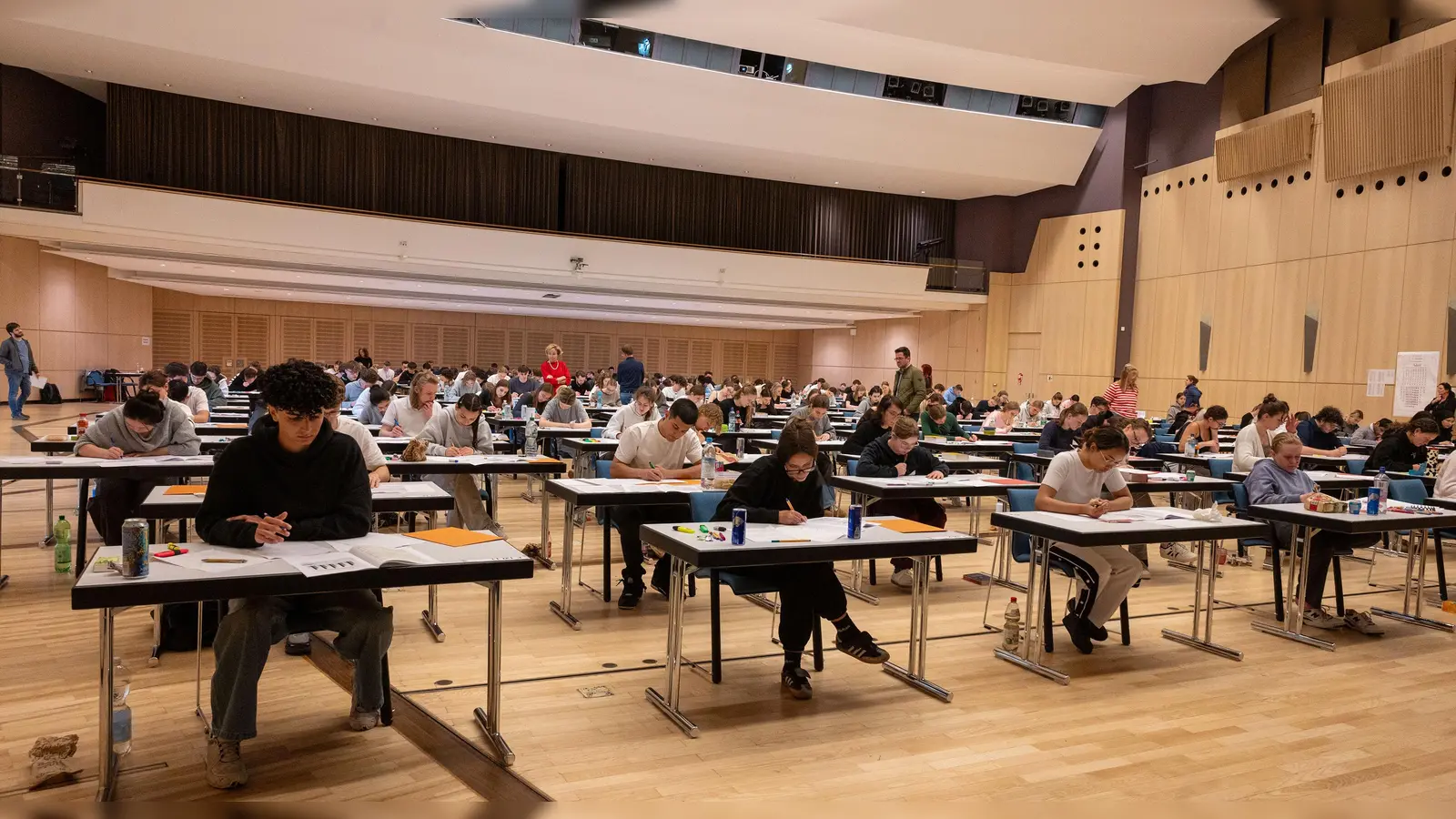 Konzentrierte Stille in der Max-Reger-Halle: Für einen Teil der 343 Schüler der FOS/BOS Weiden begann dort am Freitag mit der Deutschprüfung das schriftliche Abitur. (Bild: Winkler)
