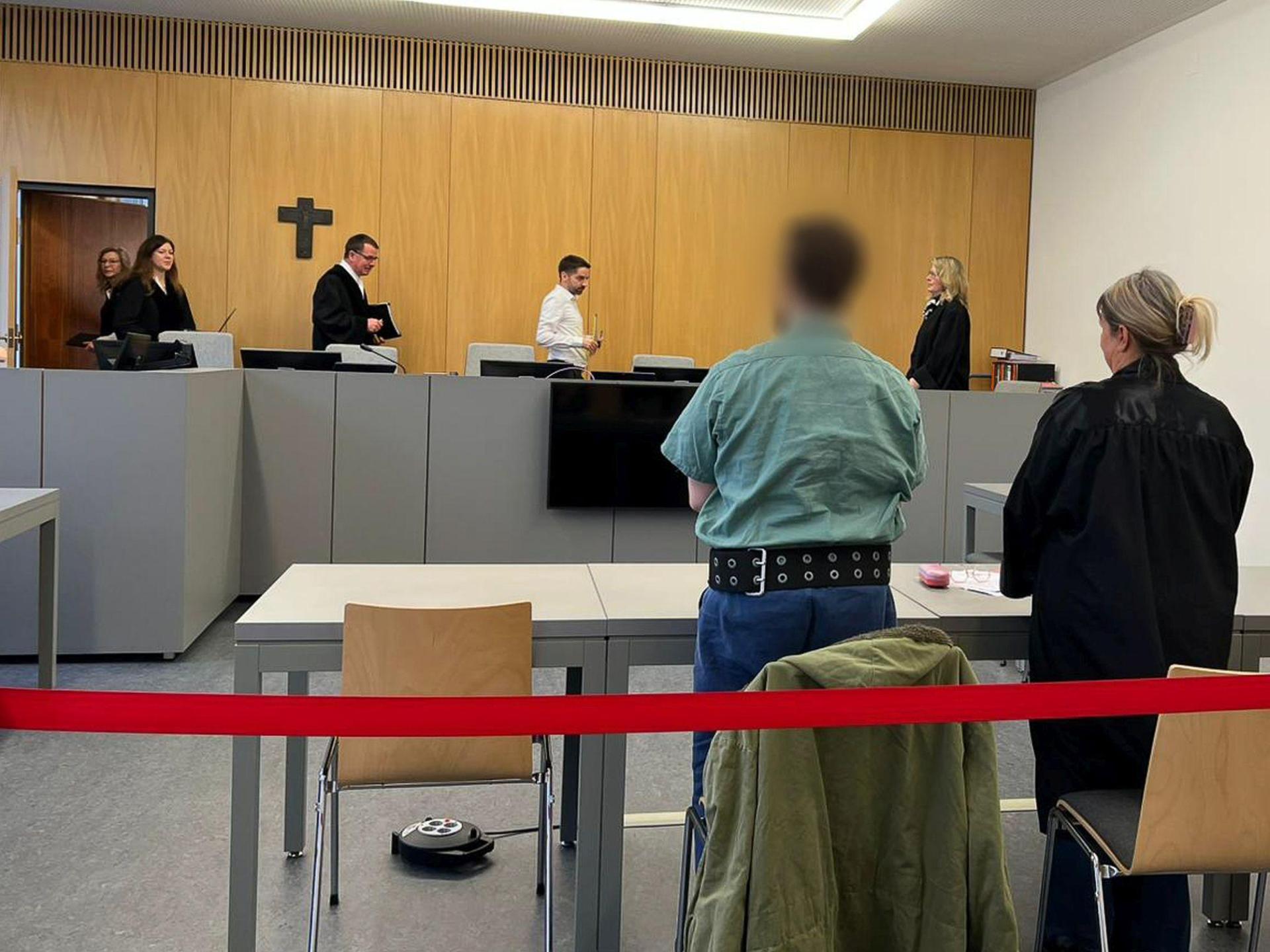 Mehrfach missbrauchte ein 23-Jähriger aus dem Landkreis Neustadt/WN seine Halbschwester (11) sexuell. Jetzt verurteilt ihn die Kammer unter vorsitzendem Richter Peter Werner zu einer mehrjährigen Haftstrafe.  (Bild: juh)
